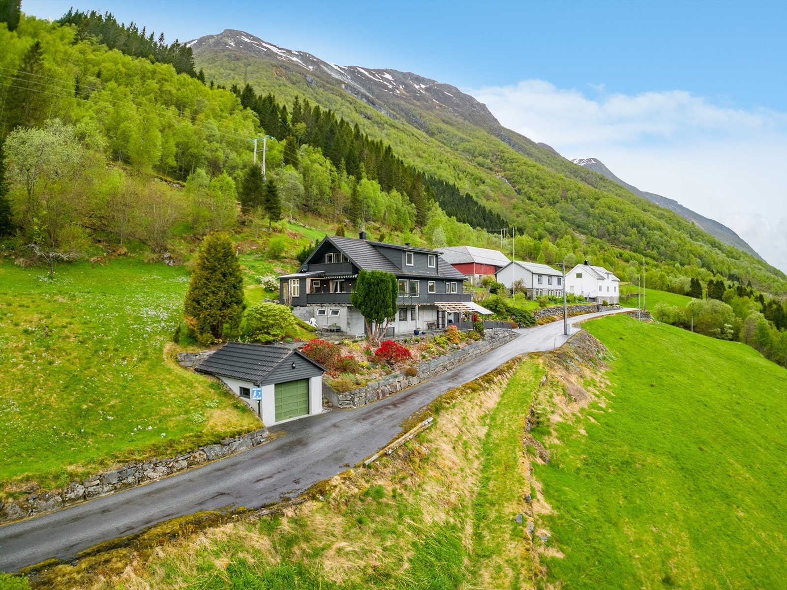 Våningshus, eldre hus og uthus i koselig tun Galleribilde