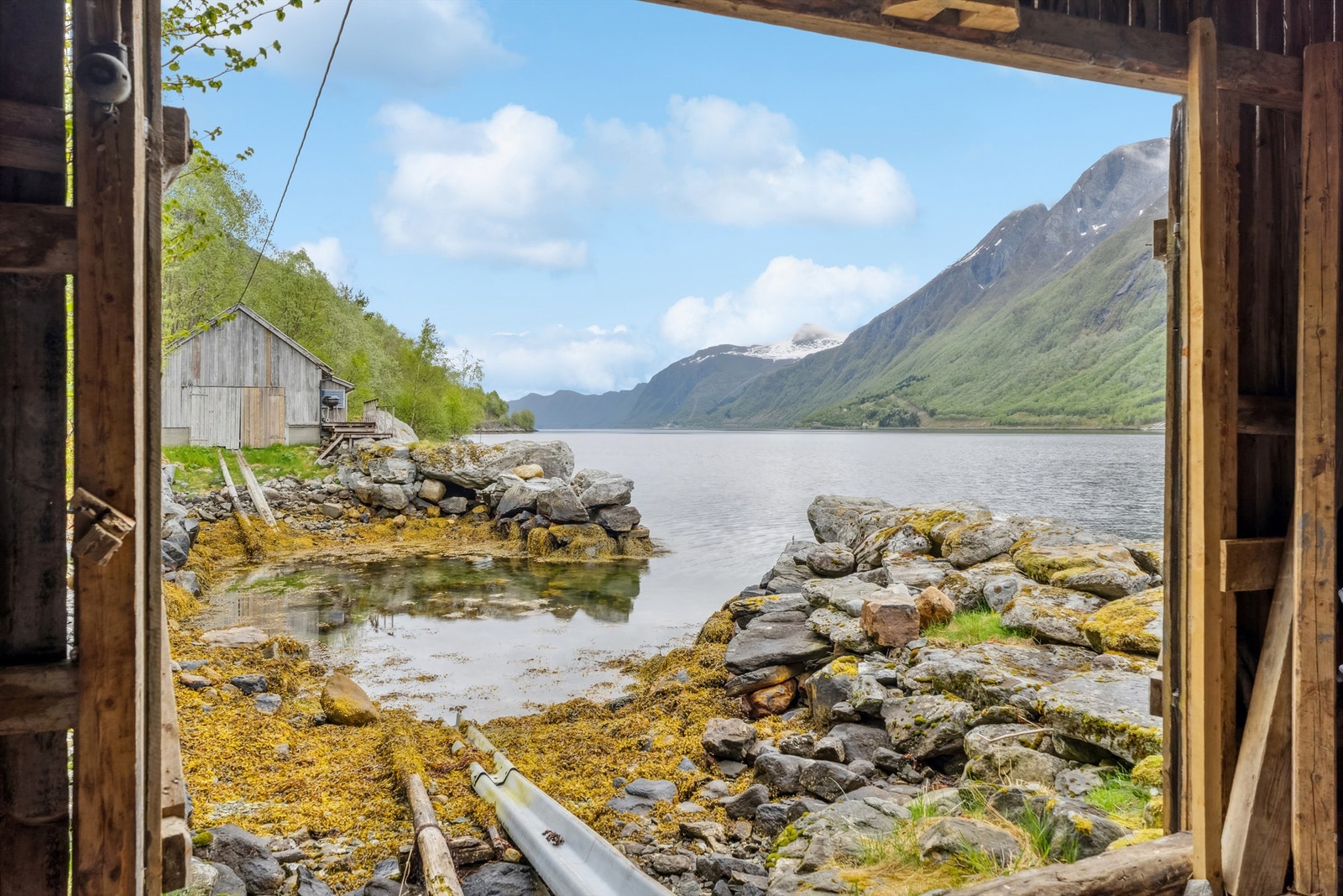 Naust ved sjøen Galleribilde