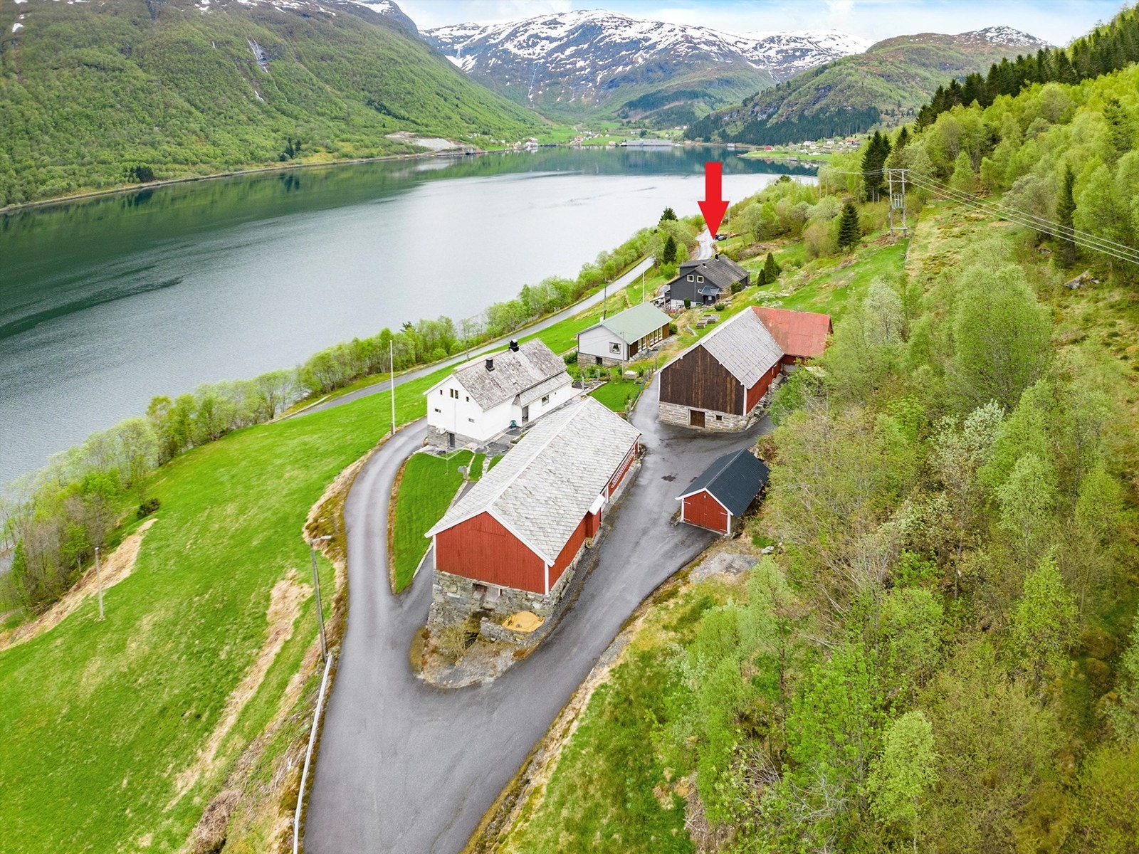 Dalsfjordvegen med pil.jpg Galleribilde