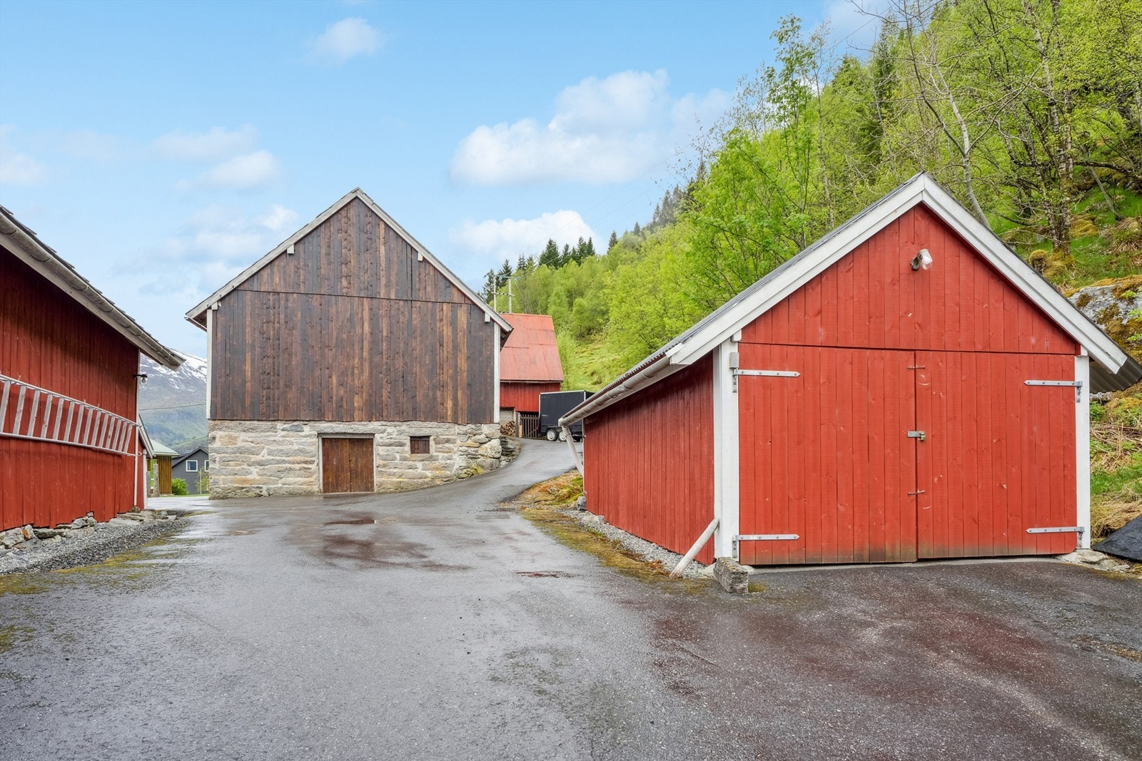 Løen i midten er en del av gården Galleribilde