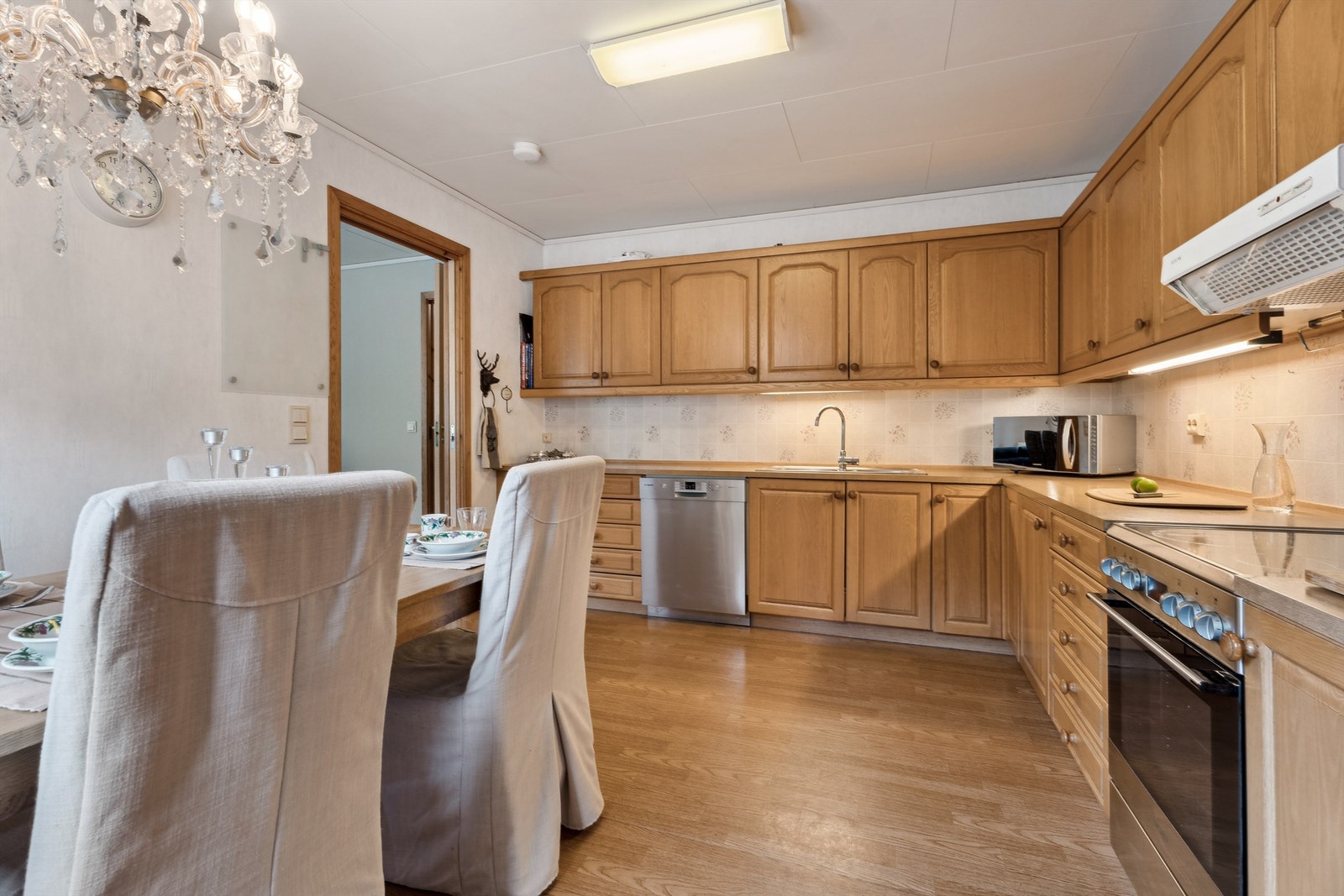 Kjøkken med rikelig med innredning Galleribilde