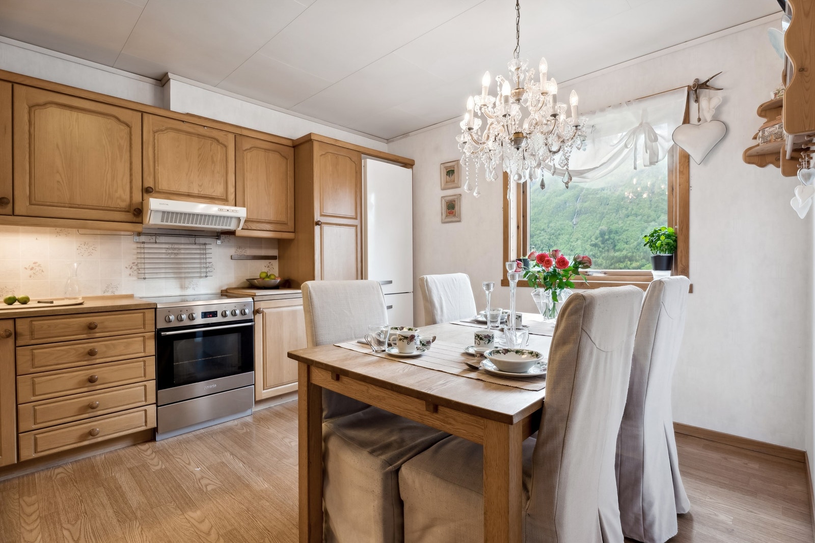 Kjøkken med spiseplass Galleribilde