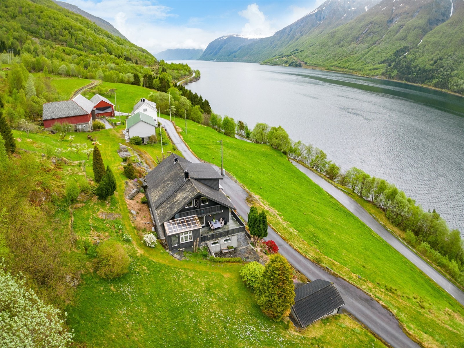 Flott utsikt utover fjorden Galleribilde