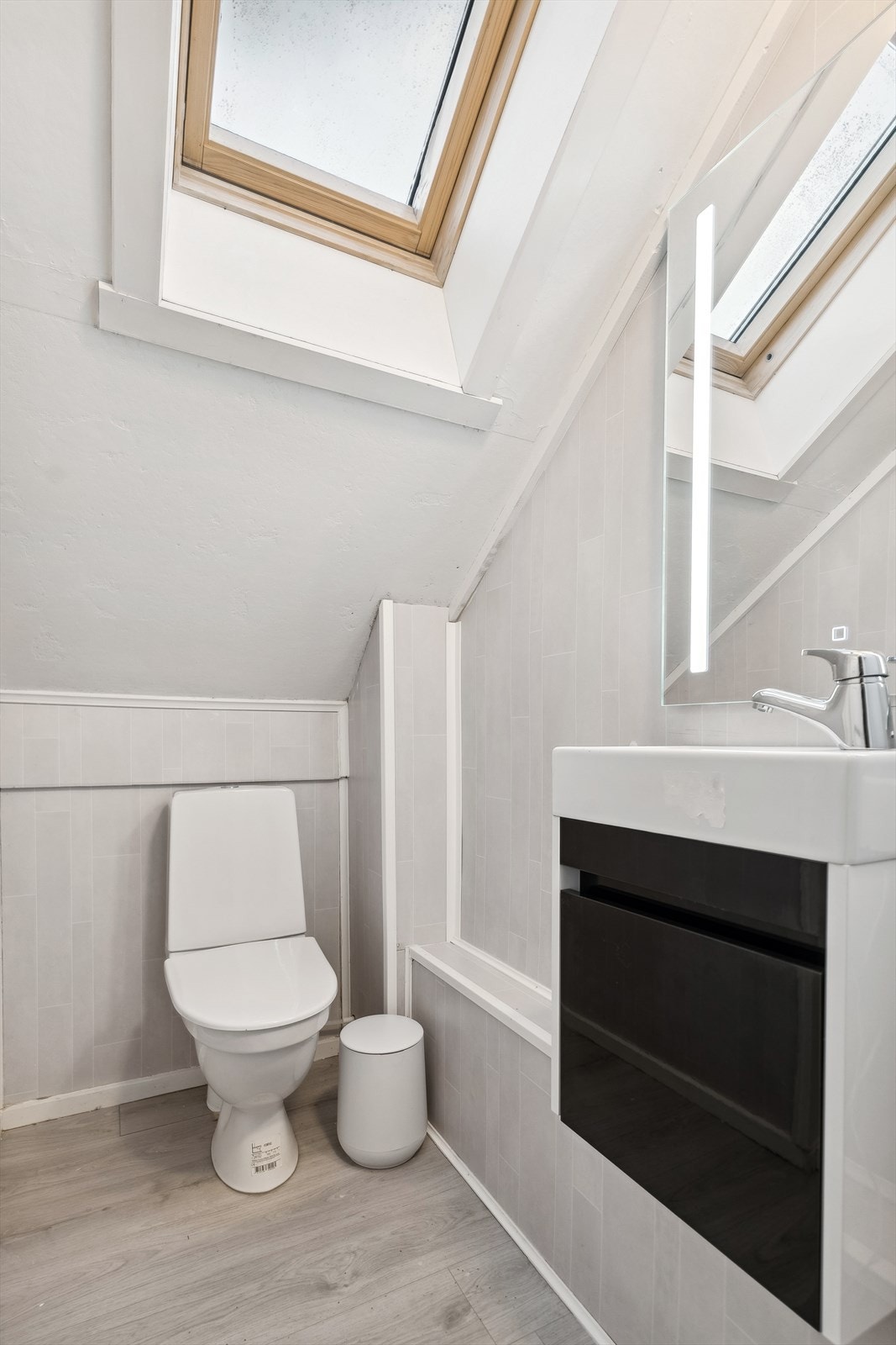 Toalettrom i loftetasje med golvståande toalett og servantinnreiing. Galleribilde