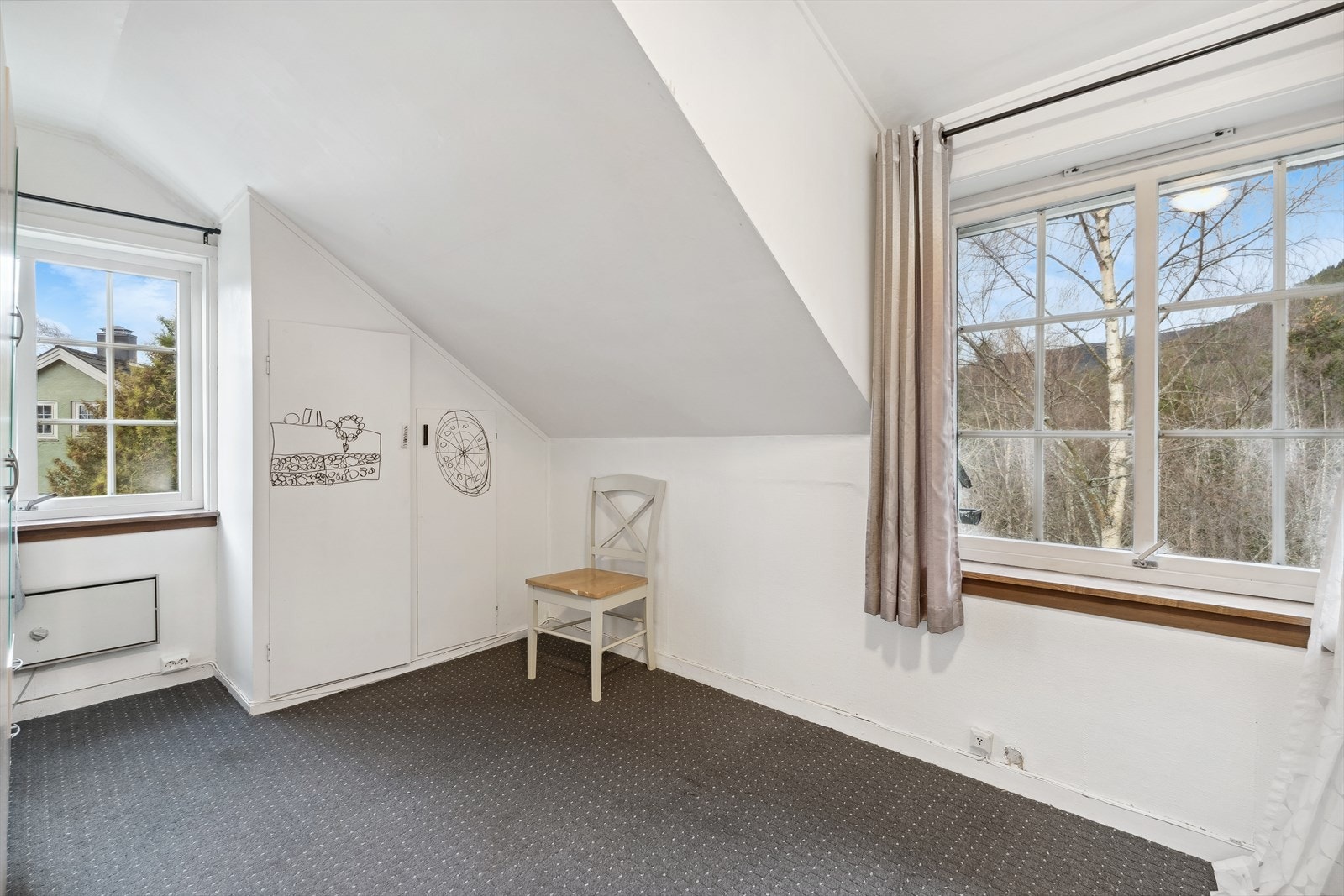 Soverom i loftetasje. Her med vegg-til-vegg teppe på golv og malte, slette plater på veggar. Galleribilde