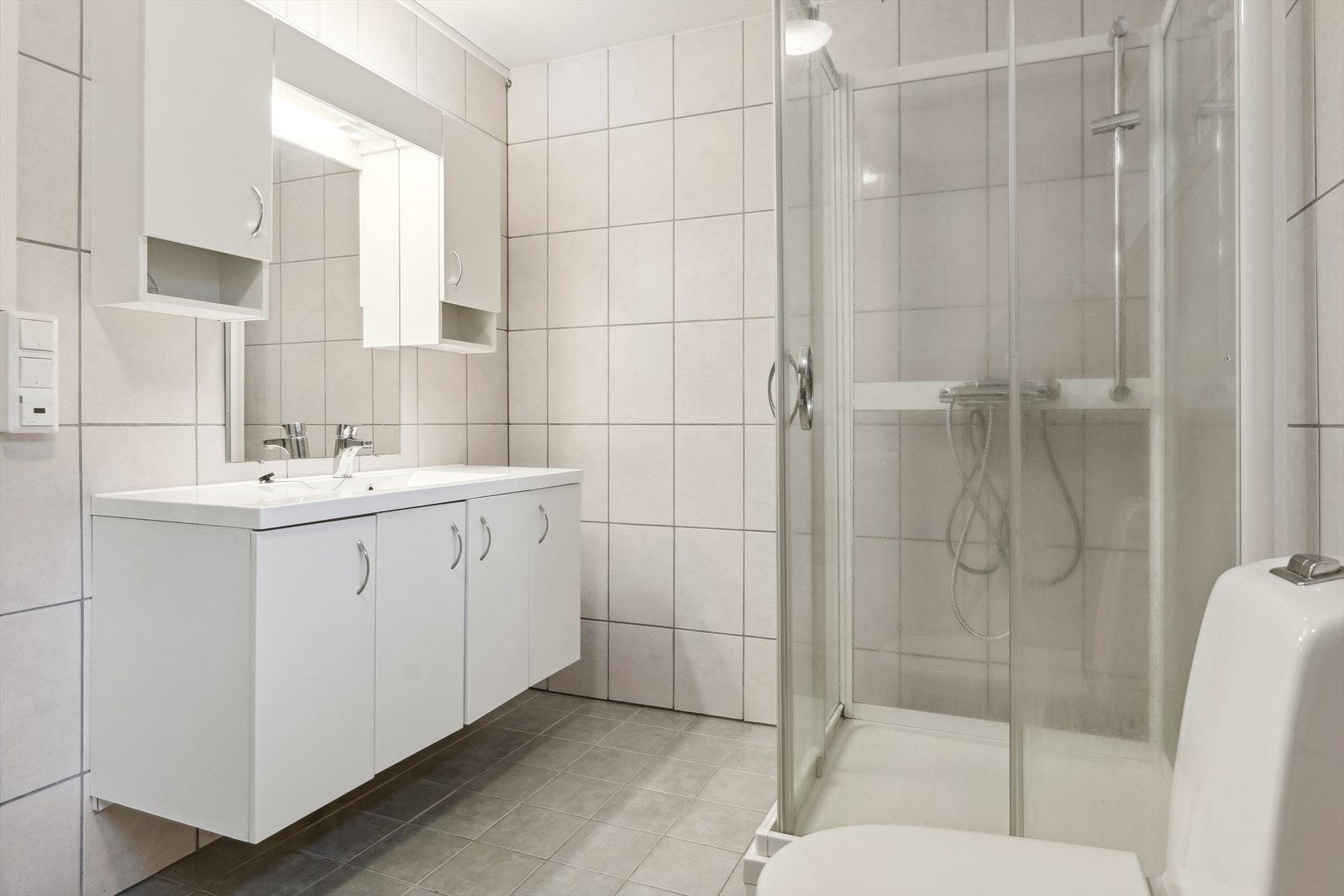 Baderom i kjeller. Her har det også vert vasslekkasje etter bilete vart tatt. Galleribilde