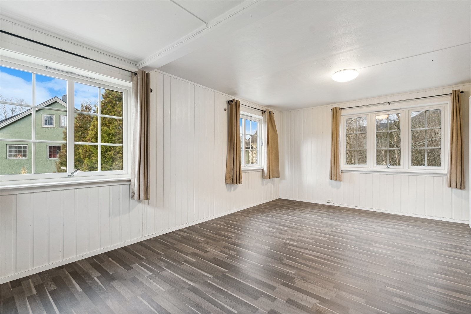 Romsleg soverom i 1.etasje med laminat på golv og mdf på vegg. Galleribilde