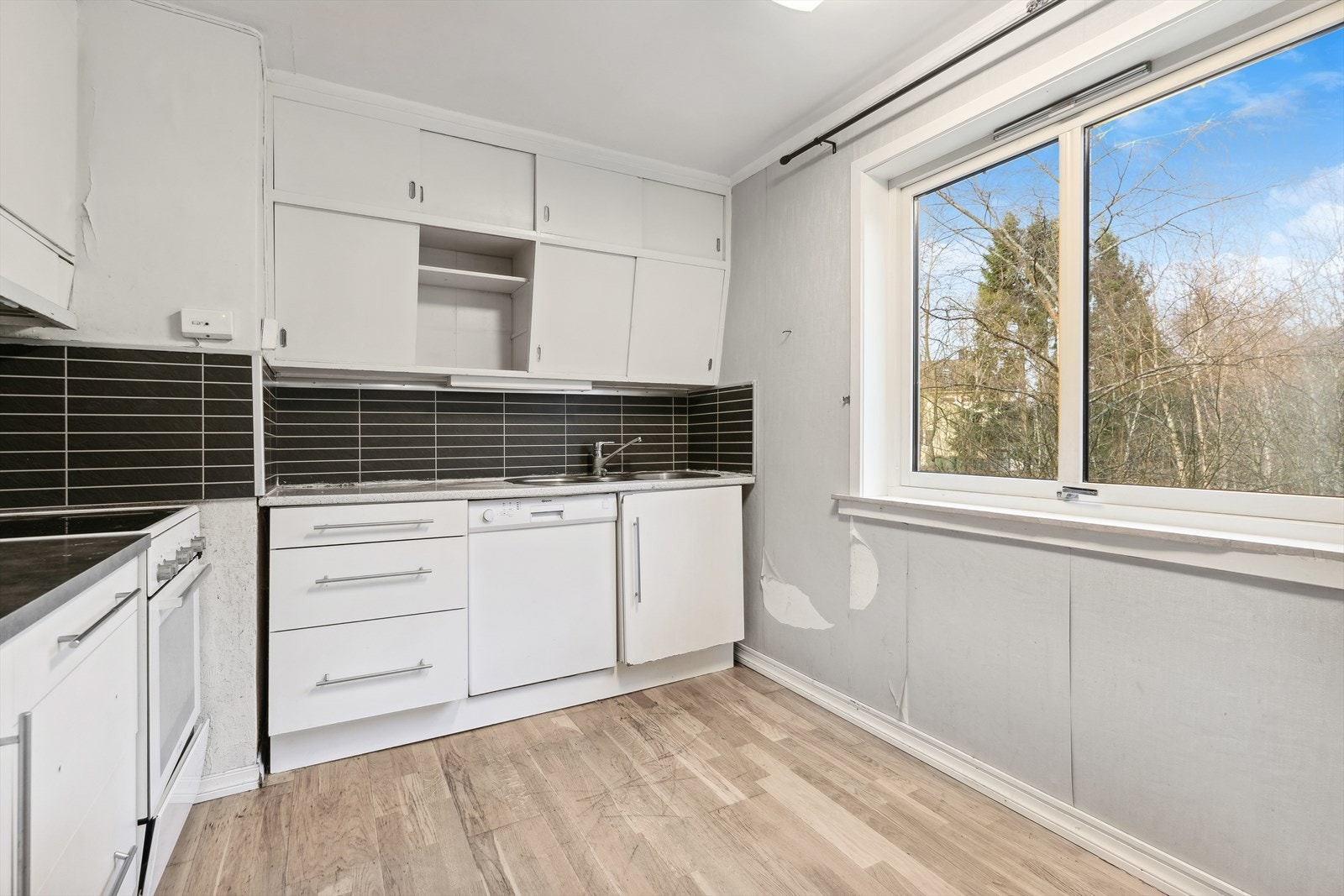 Kjøkkenet har også parkett på golv. Her har det etter bilete vert vasslekkasje. Galleribilde