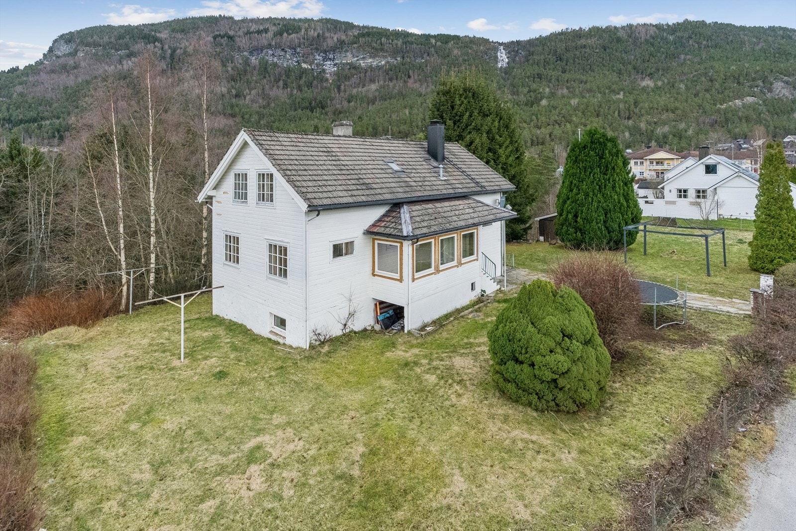 Einebustad på tre etasjar med mange muligheter Galleribilde