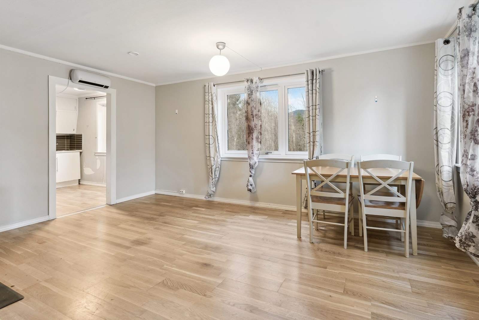 Plass for spisebord og sofagruppe Galleribilde