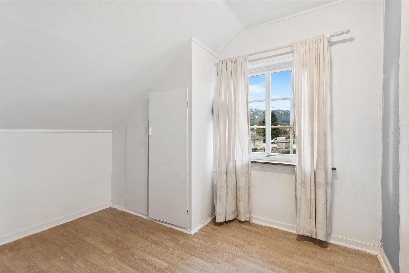 Soverom II i loftetasje Galleribilde