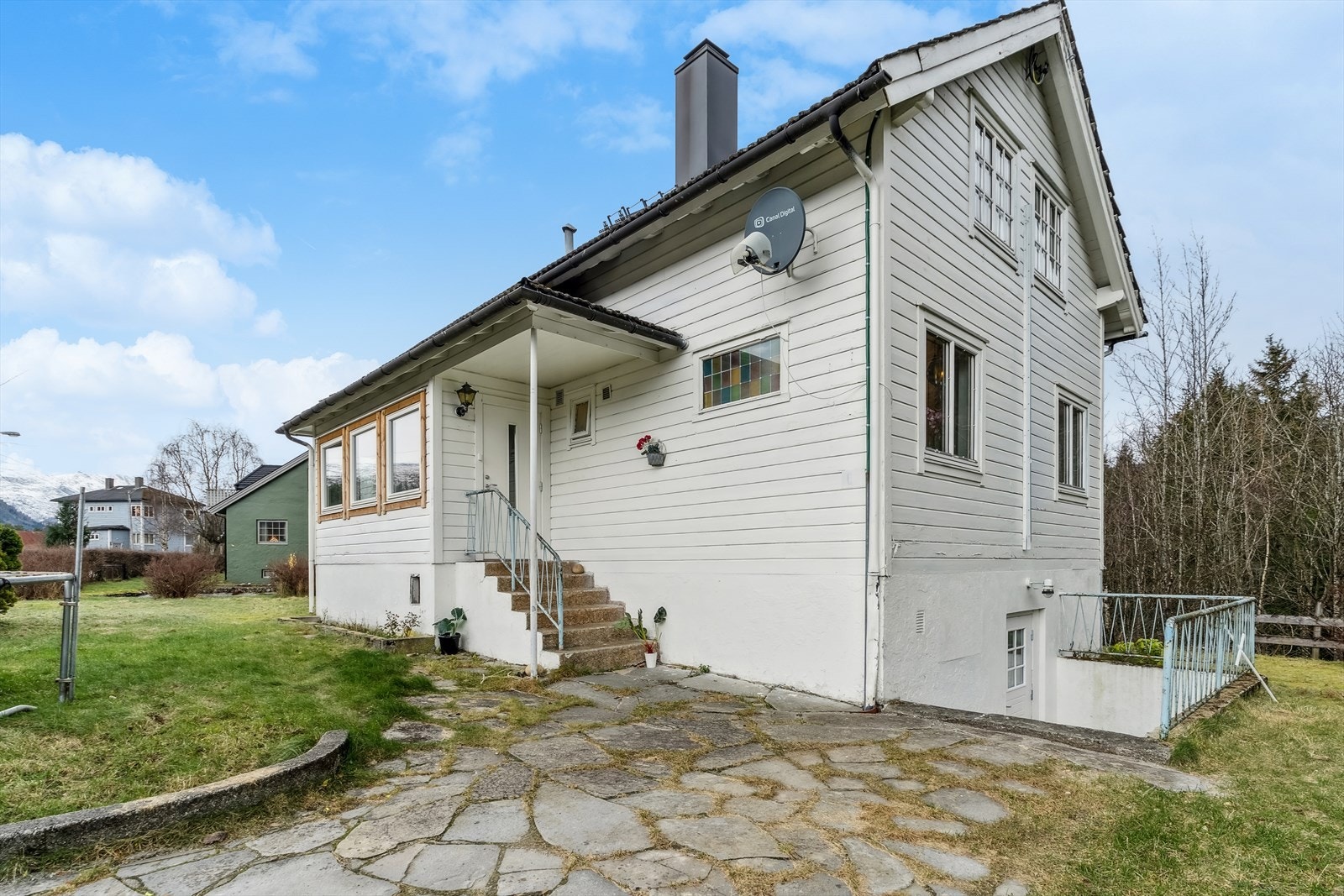 Tilkomstparti med steinheller og betongtrapp. Galleribilde