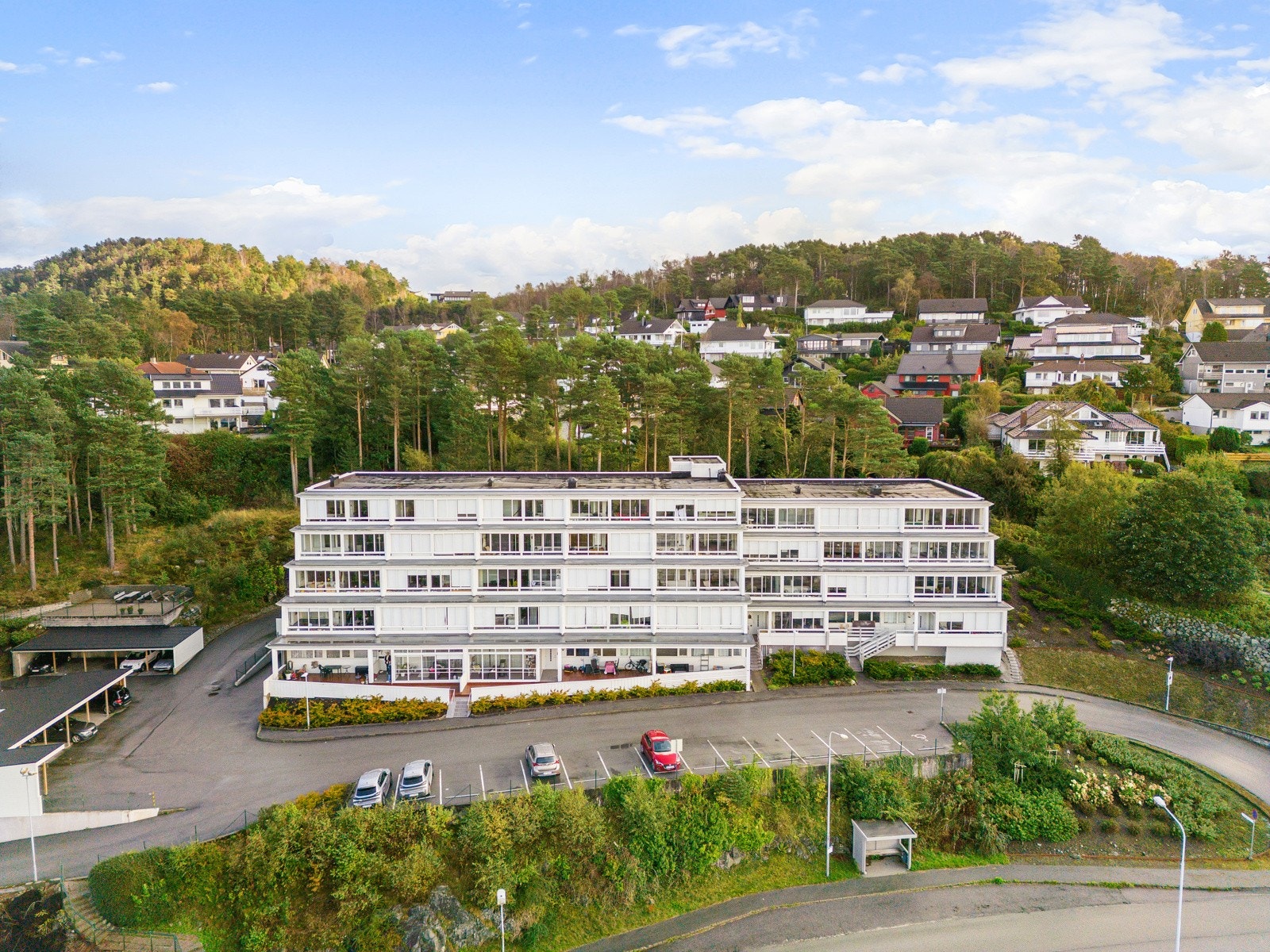 Flere parkeringsplasser for gjester like utenfor bygget Galleribilde