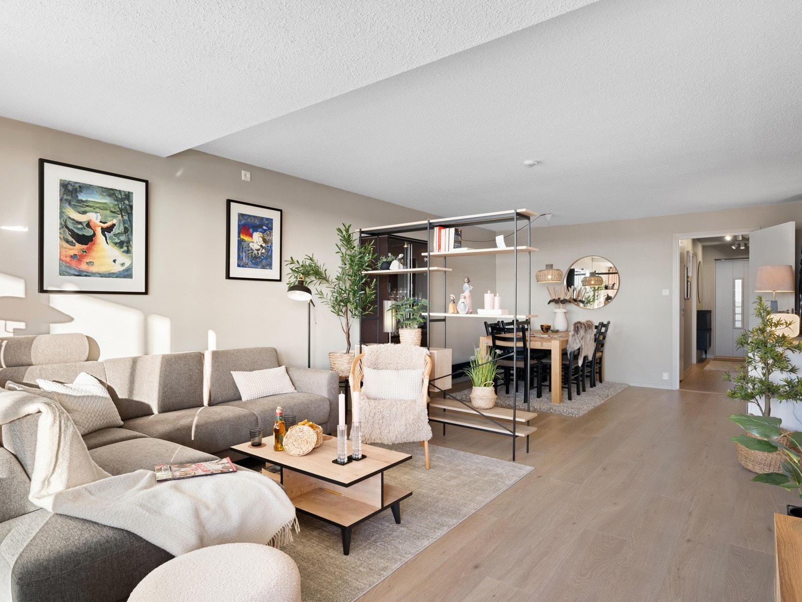 Stuen har en fin flyt og god plass til spisebord med plass til flere personer Galleribilde