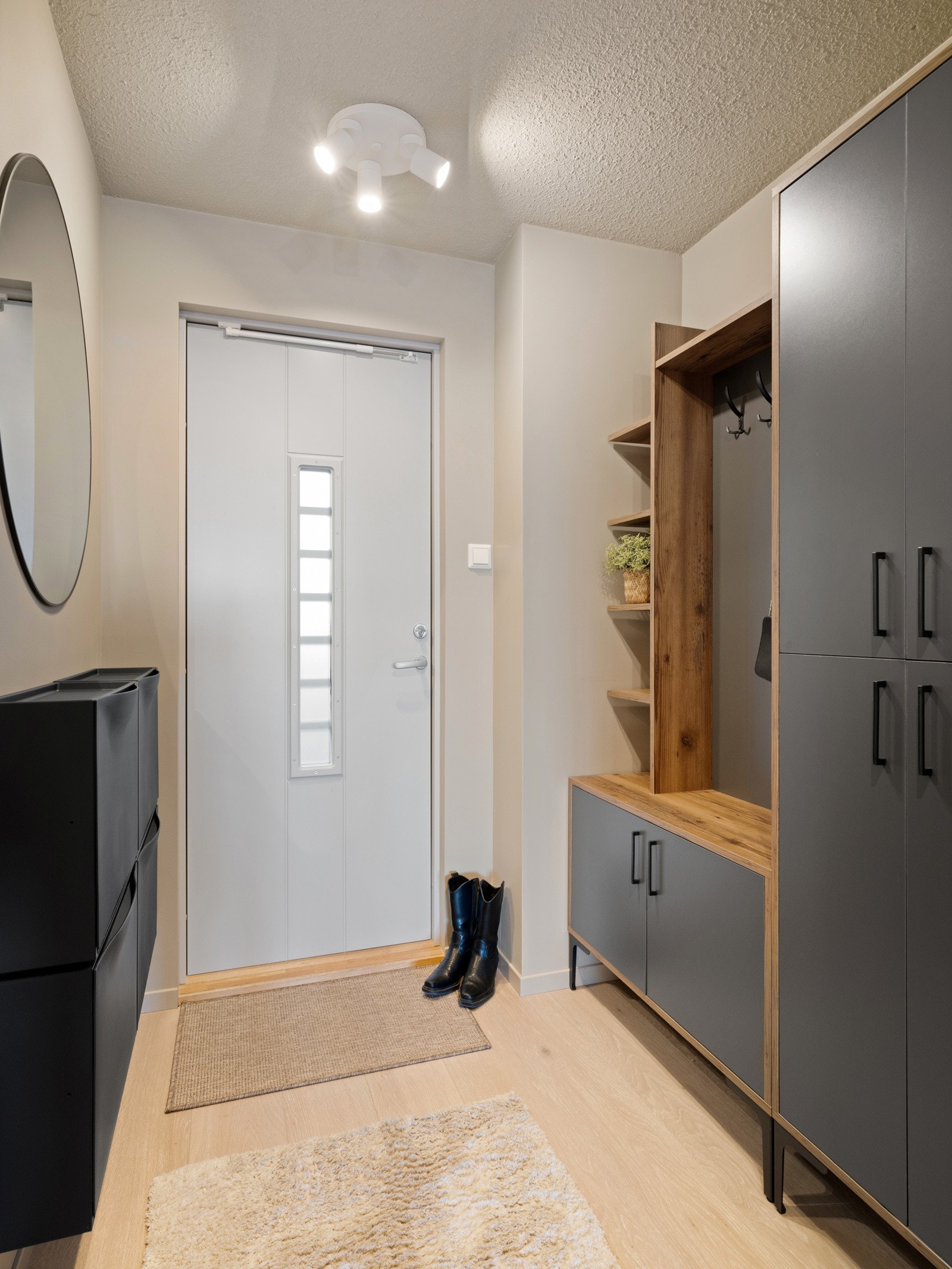 Innbydende entré med god plass til å henge fra seg yttertøyet Galleribilde