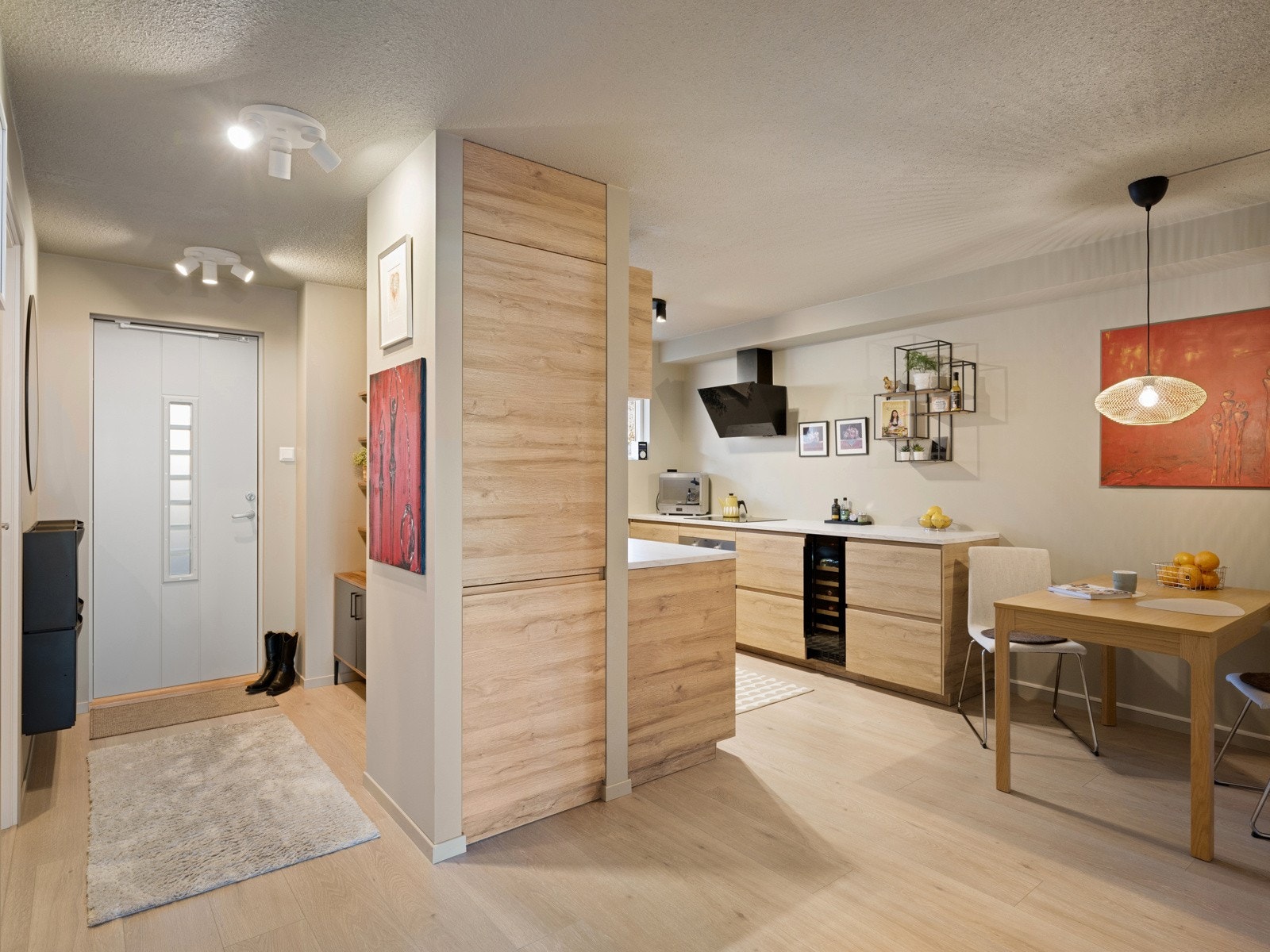 Pent kjøkken med integrerte hvitevarer Galleribilde