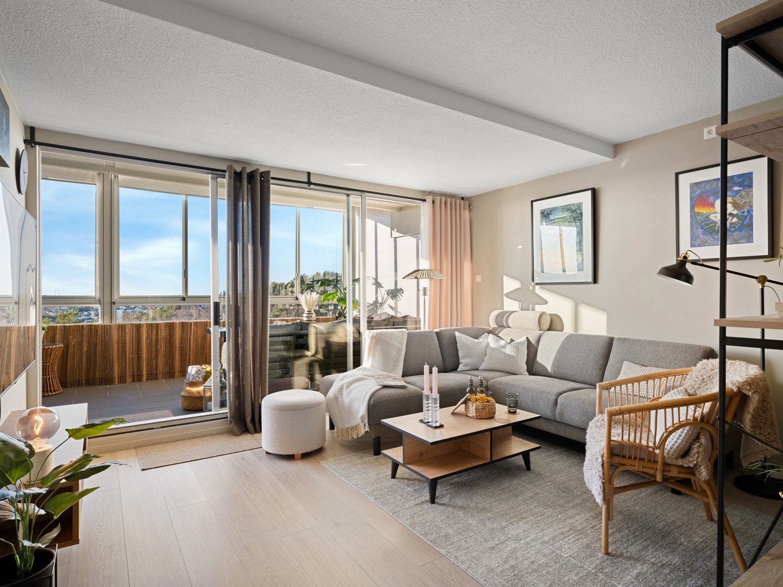 Fra stuen er det utgang til stor innglasset balkong på ca. 20 kvm med herlige sol- og utsiktsforhold Galleribilde