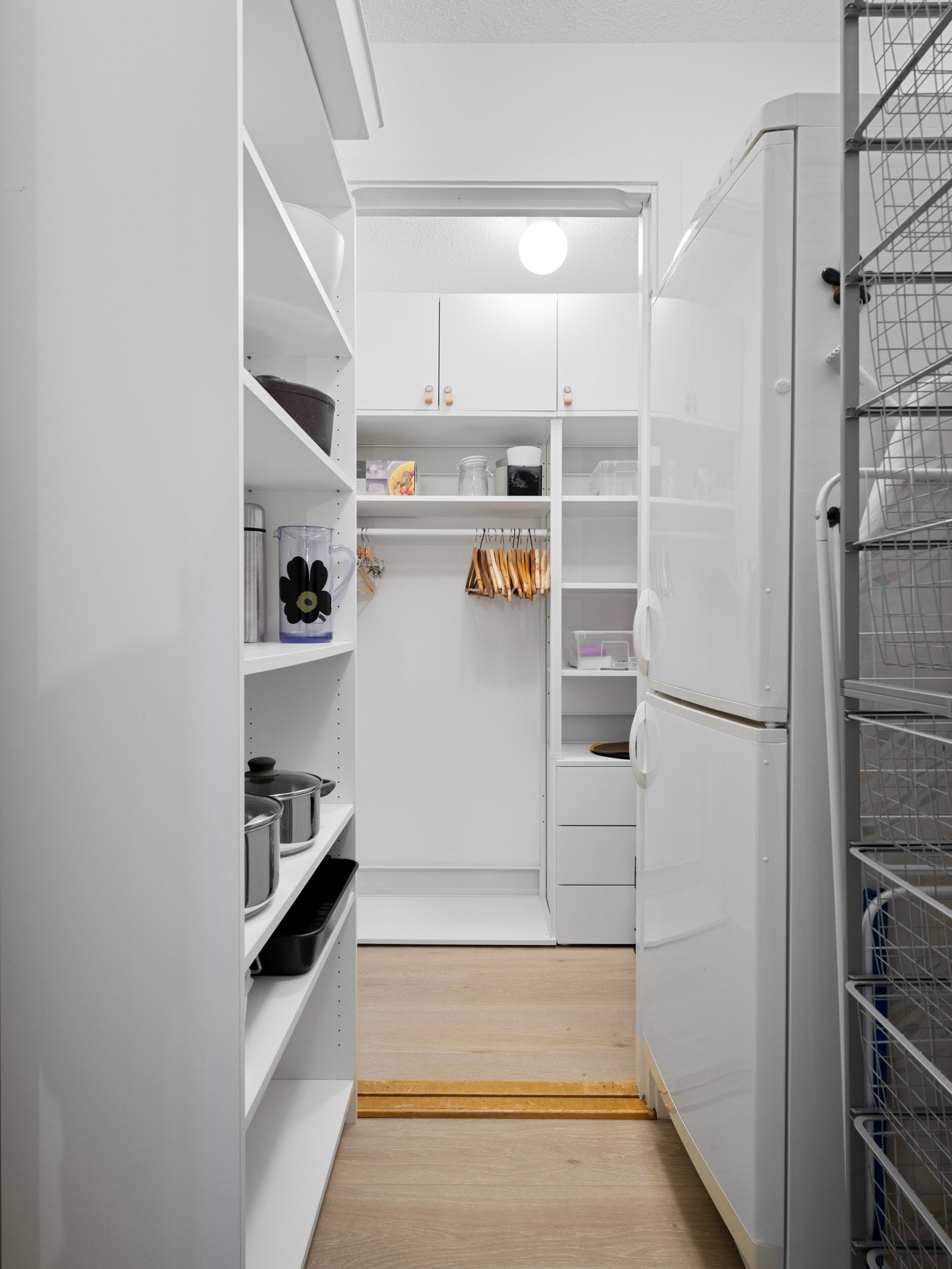 Praktisk innvendig bod med gode lagringsmuligheter Galleribilde