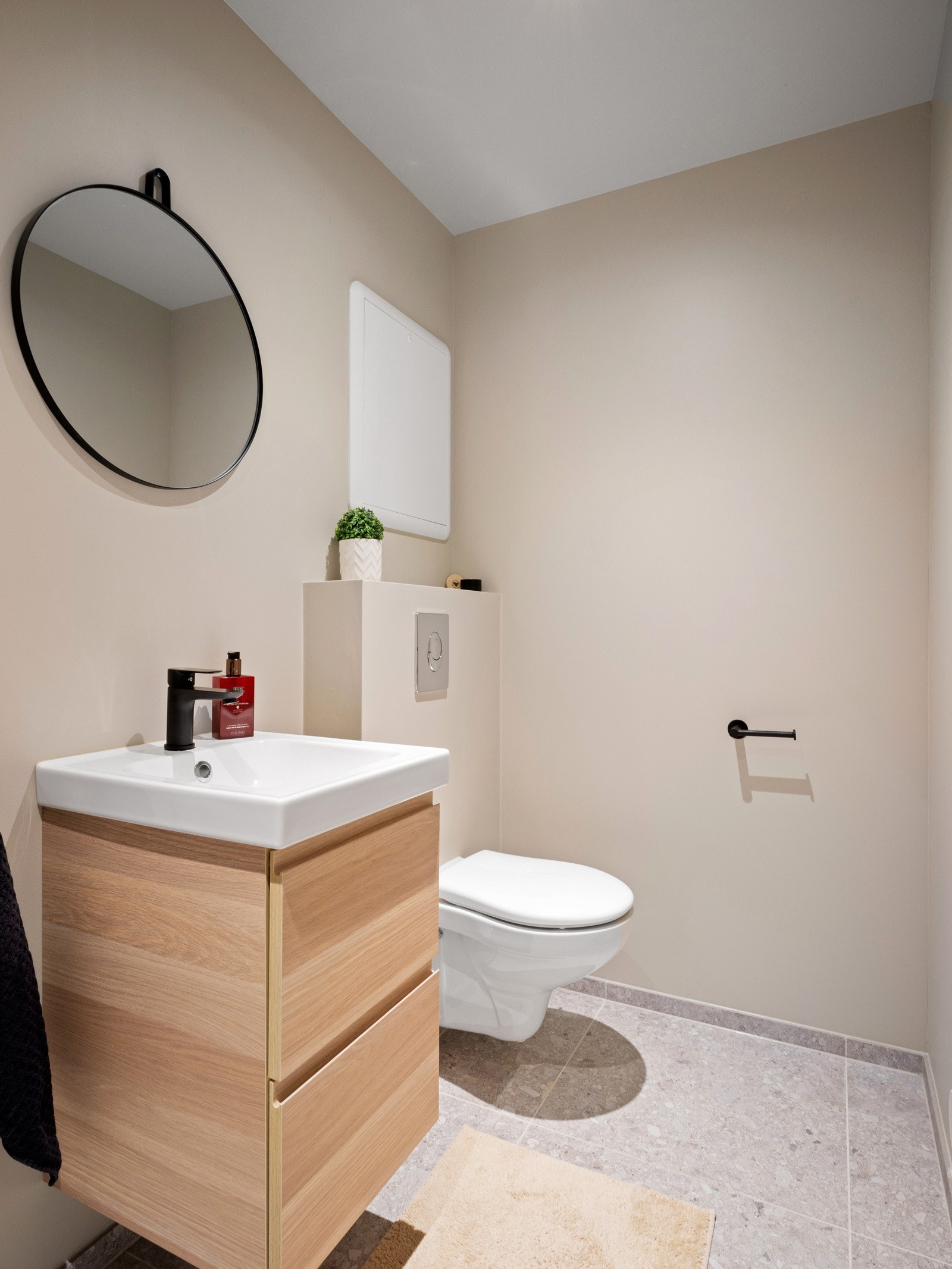 Innbydende og pent baderom med varme i gulvet Galleribilde