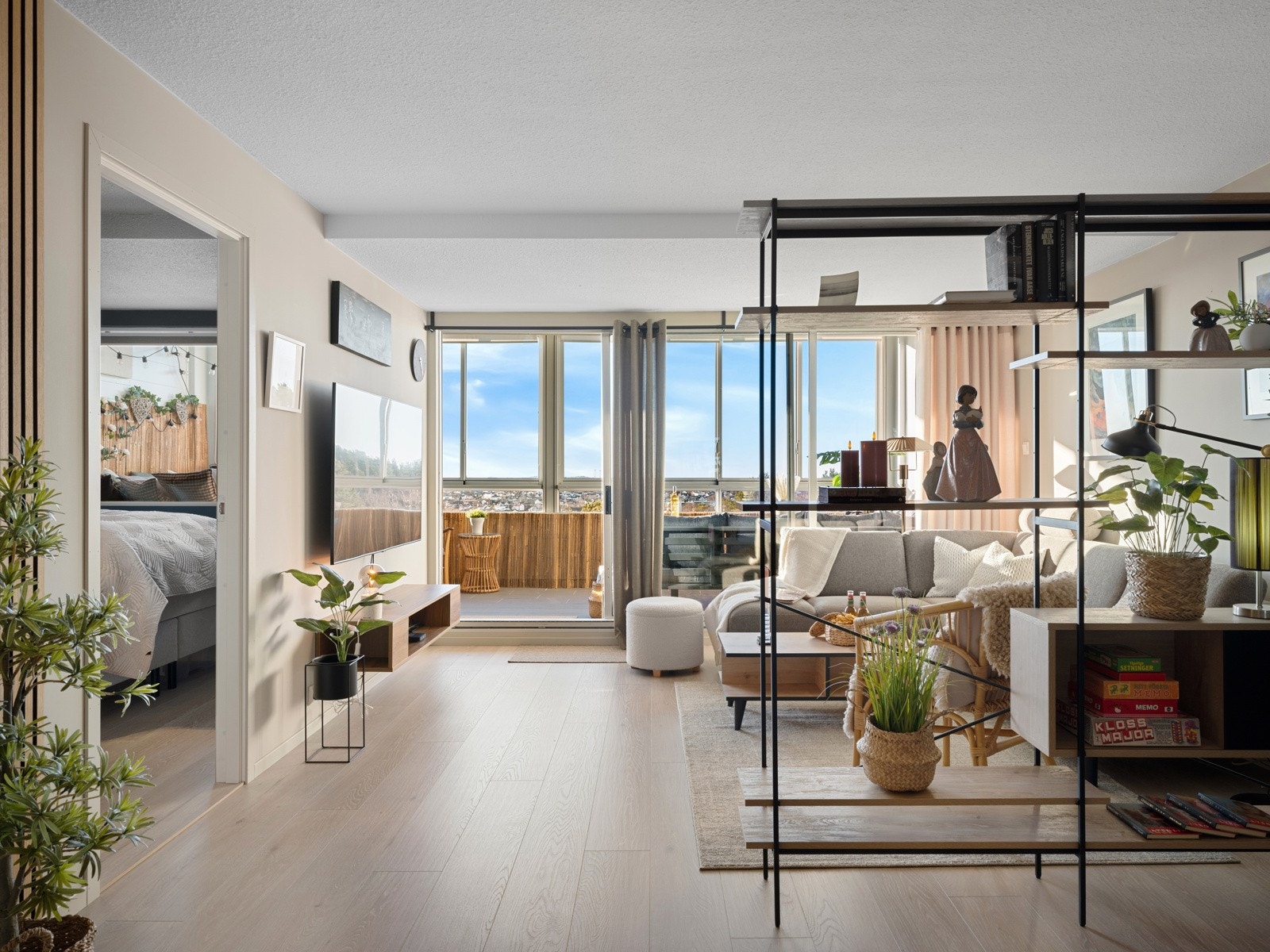 Lys og romslig stue med god plass til tv- og sofasone Galleribilde