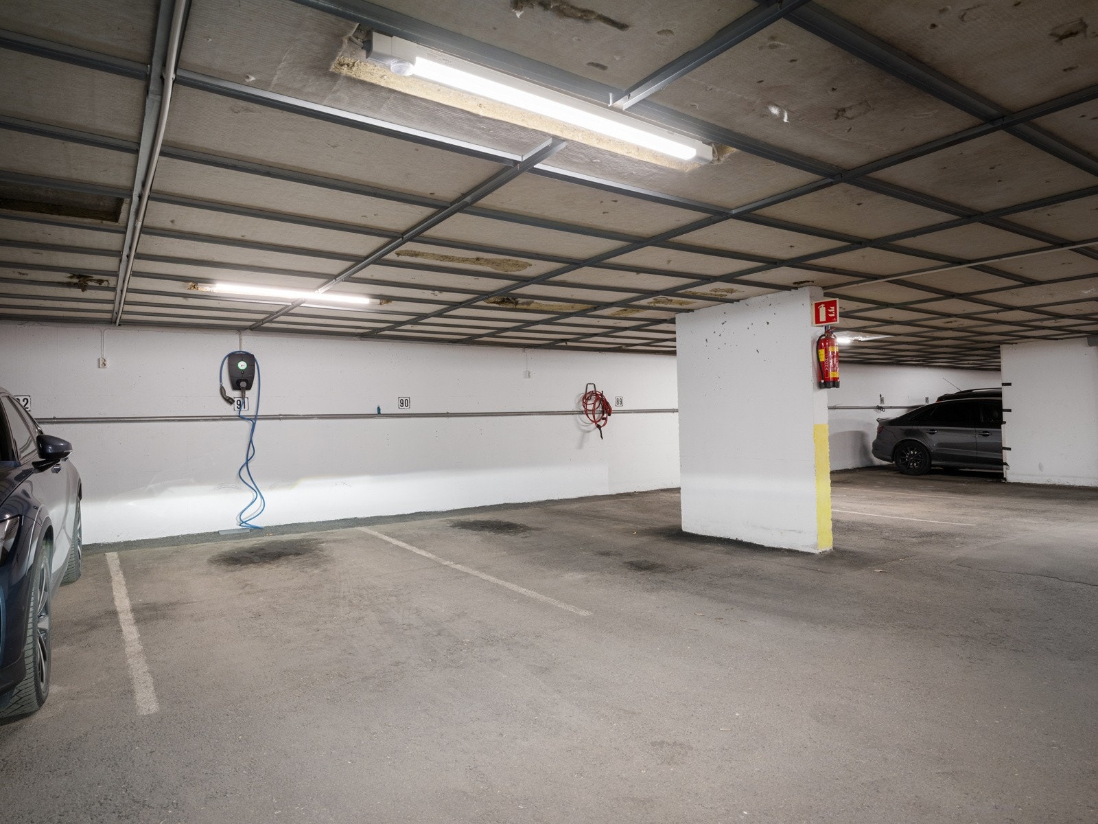 Fast parkeringsplass med el-billader i lukket garasjeanlegg Galleribilde