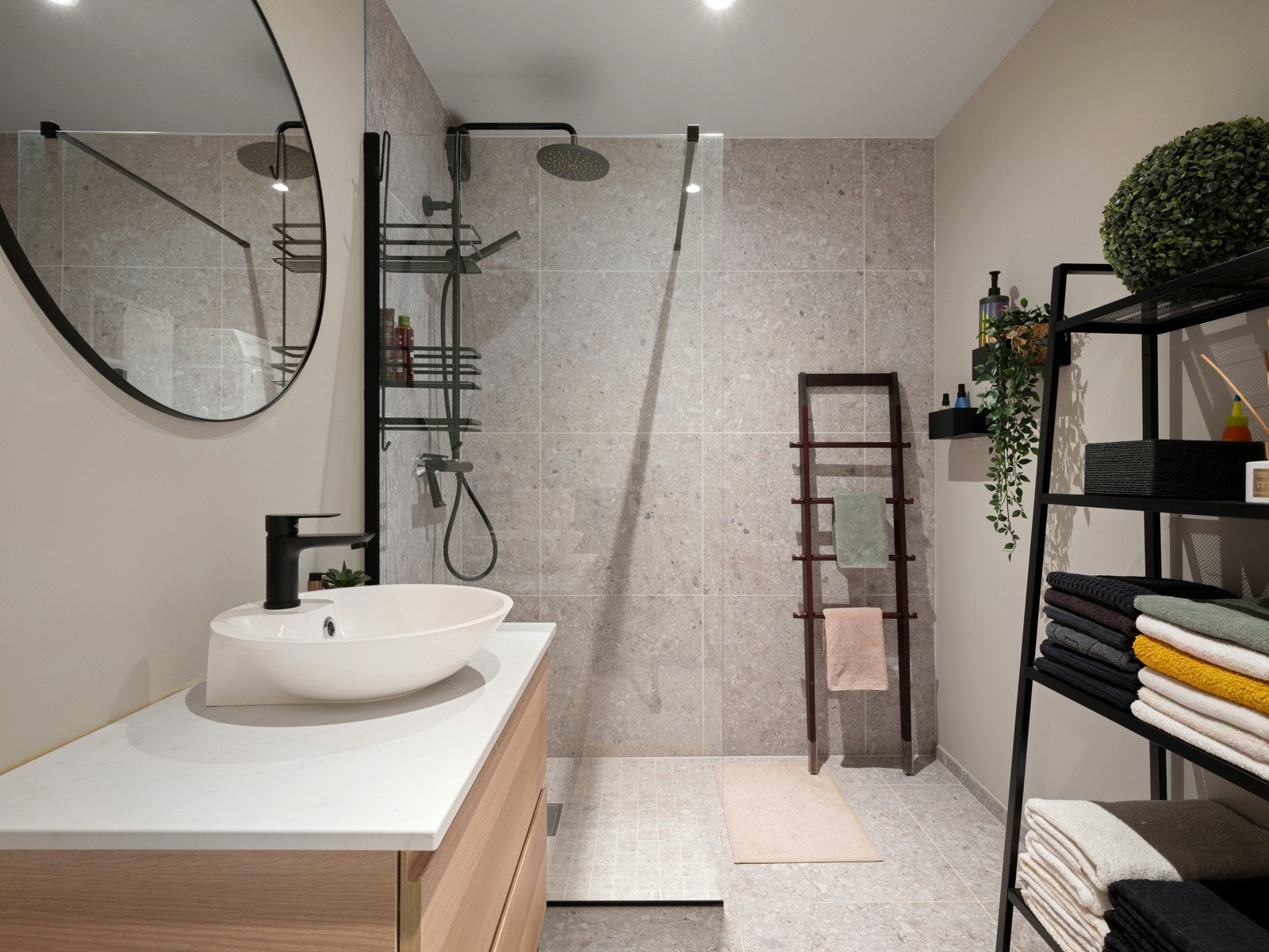 Badet har ellers seksjon med vask og skuffer på begge sider Galleribilde