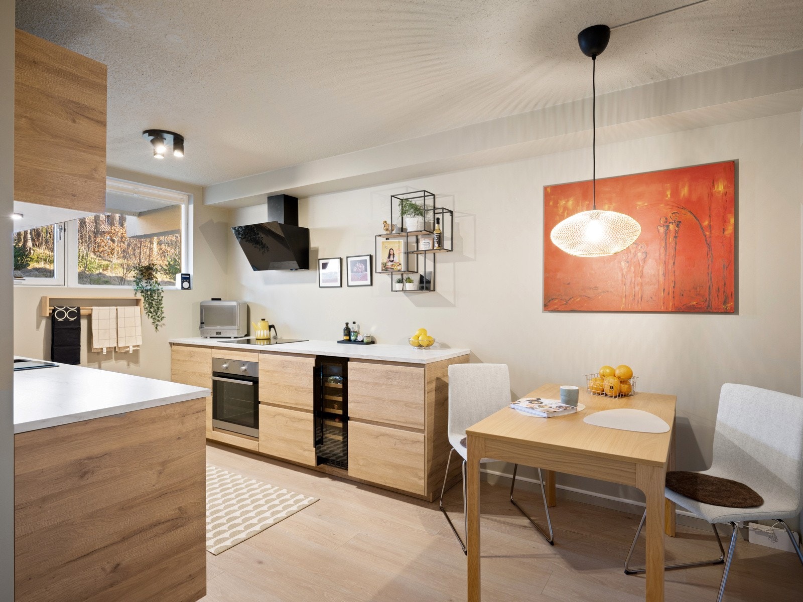 Her er det også plass til frokostbord hvor kaffekoppen kan nytes i fred og ro Galleribilde