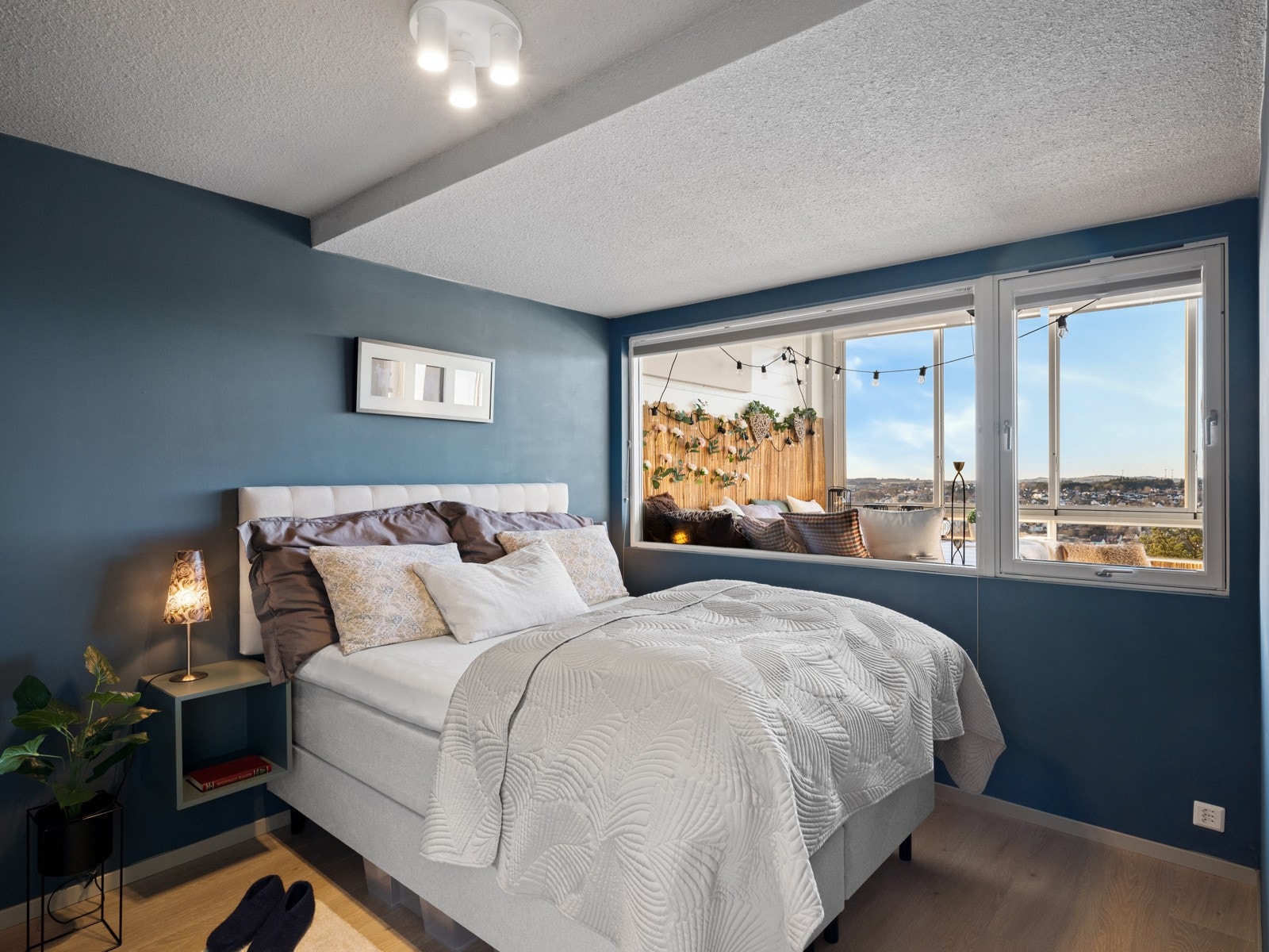 Romslig hovedsoverom med garderobe Galleribilde