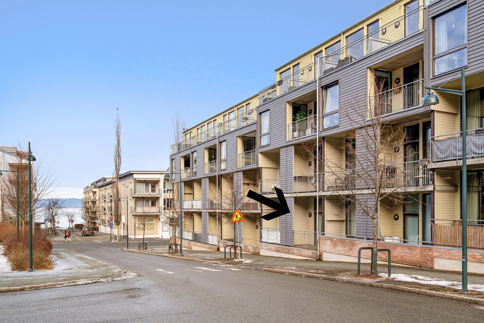 Fasade. Bygget ble oppsatt i 2004. Seksjonen disponerer en egen parkeringsplass i felles oppvarmet P-kjeller, samt en tilhørende sportsbod på ca. 5 kvadratmeter. Galleribilde