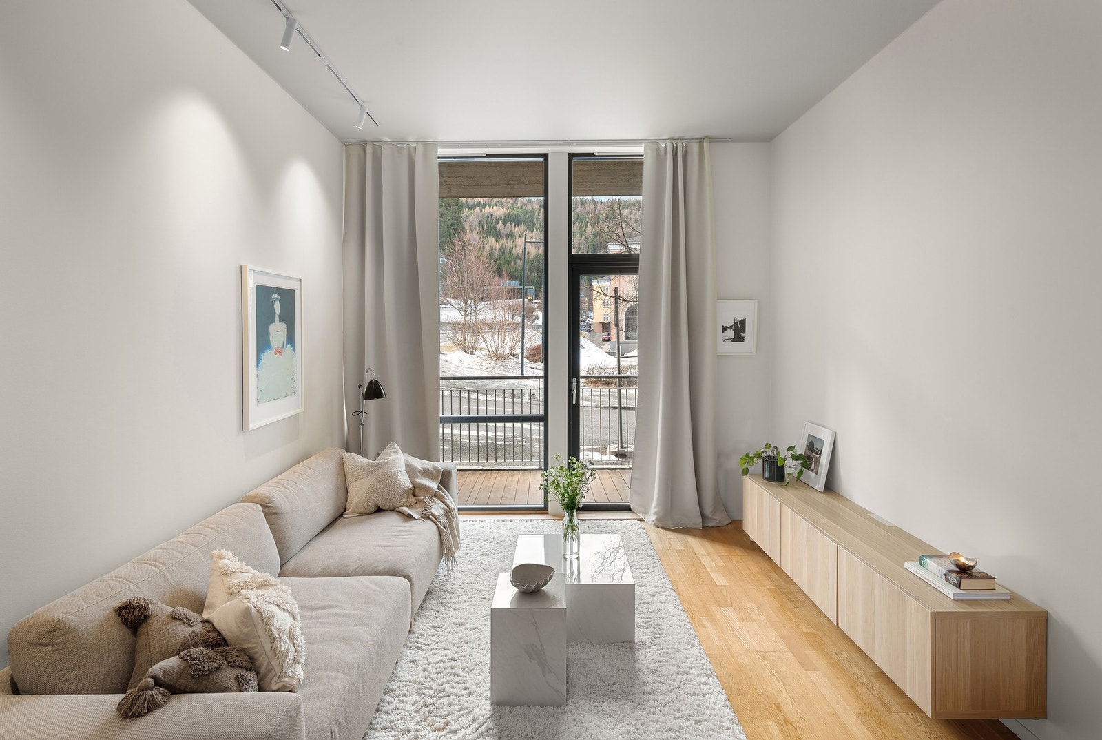 Den gode takhøyden gir leiligheten en luftig og behagelig atmosfære. Galleribilde