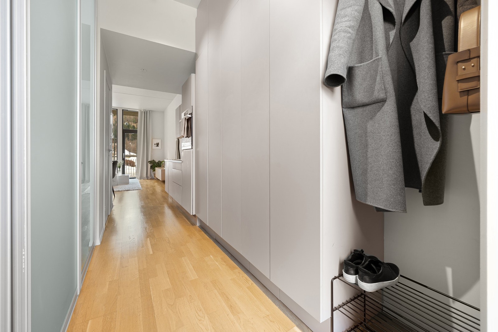 Innbydende entré med god plass til oppbevaring av yttertøy. Galleribilde