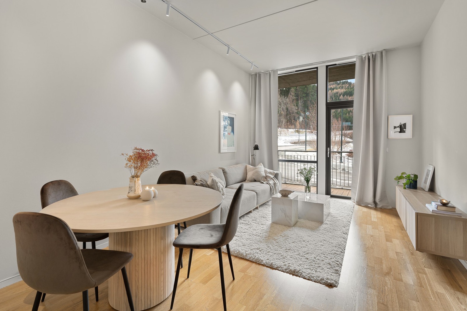 De store vindusflatene gir også godt med naturlig lys. Galleribilde