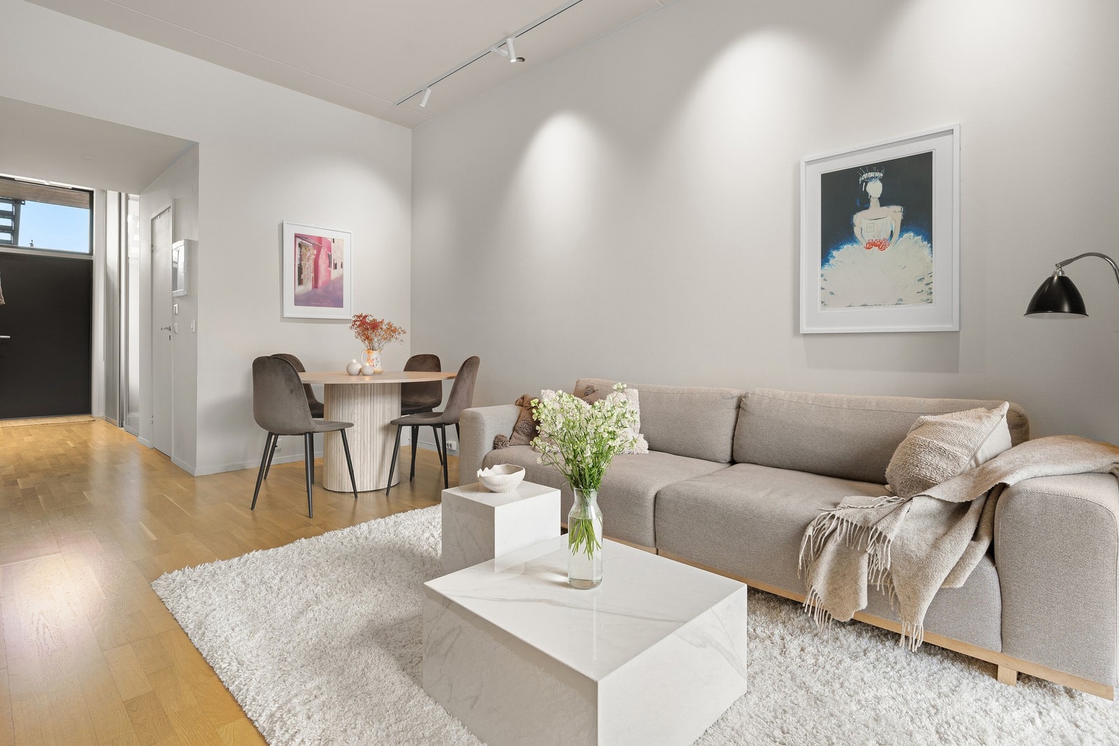 Velkommen til Mellomila 69! En svært pen 2-roms selveier i et bygg fra 2004 | Takhøyde på 3 meter | Egen p-plass og bod i kjeller | Lave felleskostnader Galleribilde