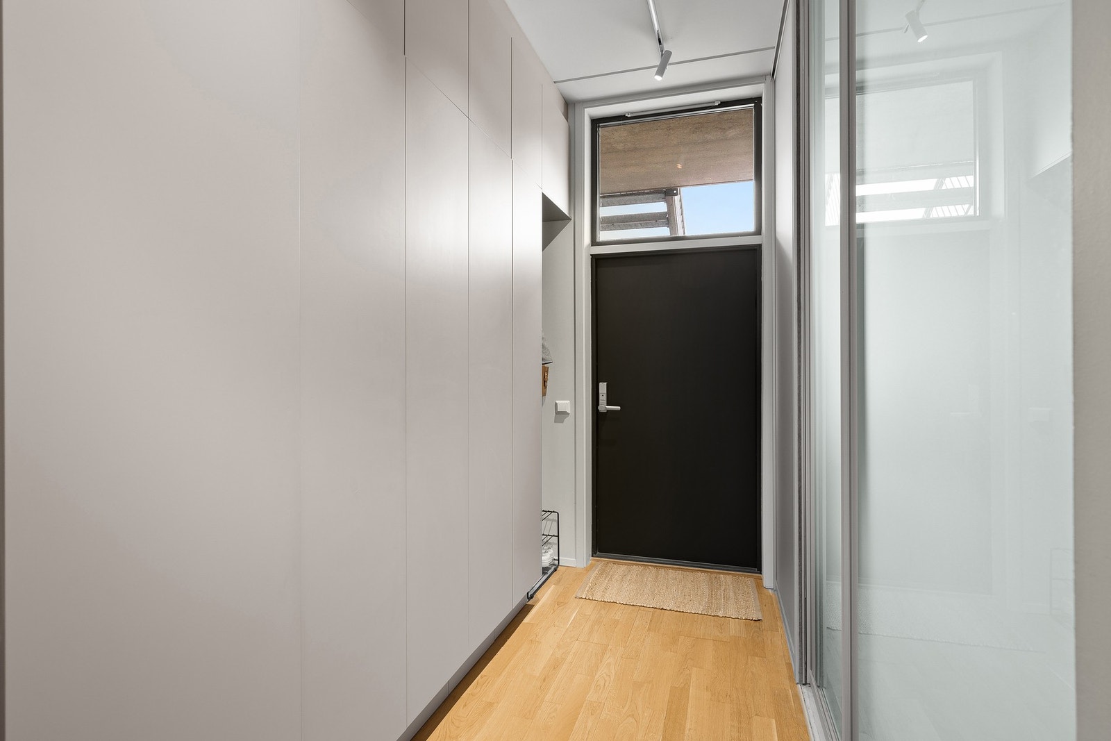 Plassbygde garderobeskap fra tak til gulv gir godt med ekstra lagringsplass. Galleribilde