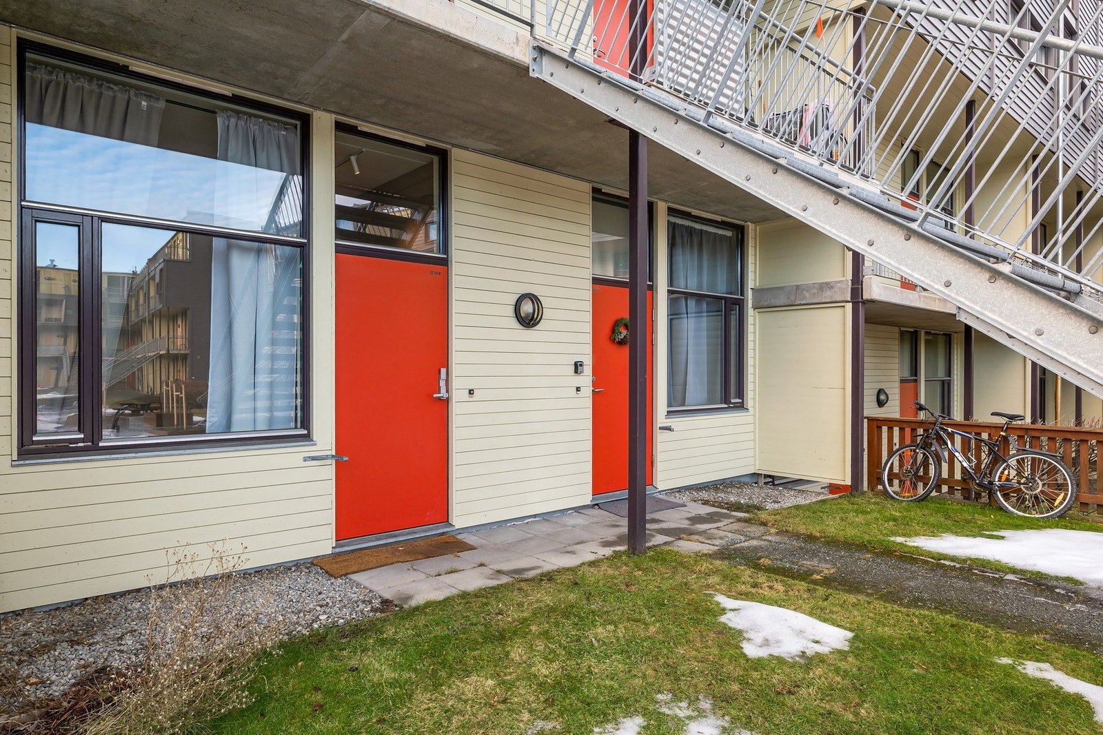 Utvendig inngangsparti med kodelås. Her kan man etablere sittegruppe og nyte morgensol på sommerstid. Galleribilde