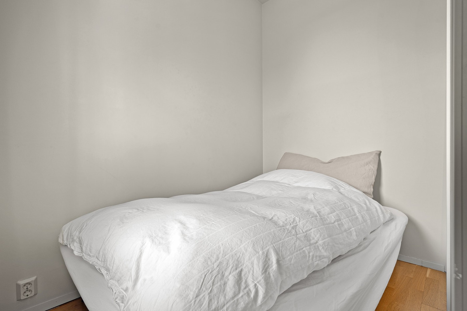 Rommet på ca. 5 kvadratmeter har plass til dobbeltseng. Galleribilde