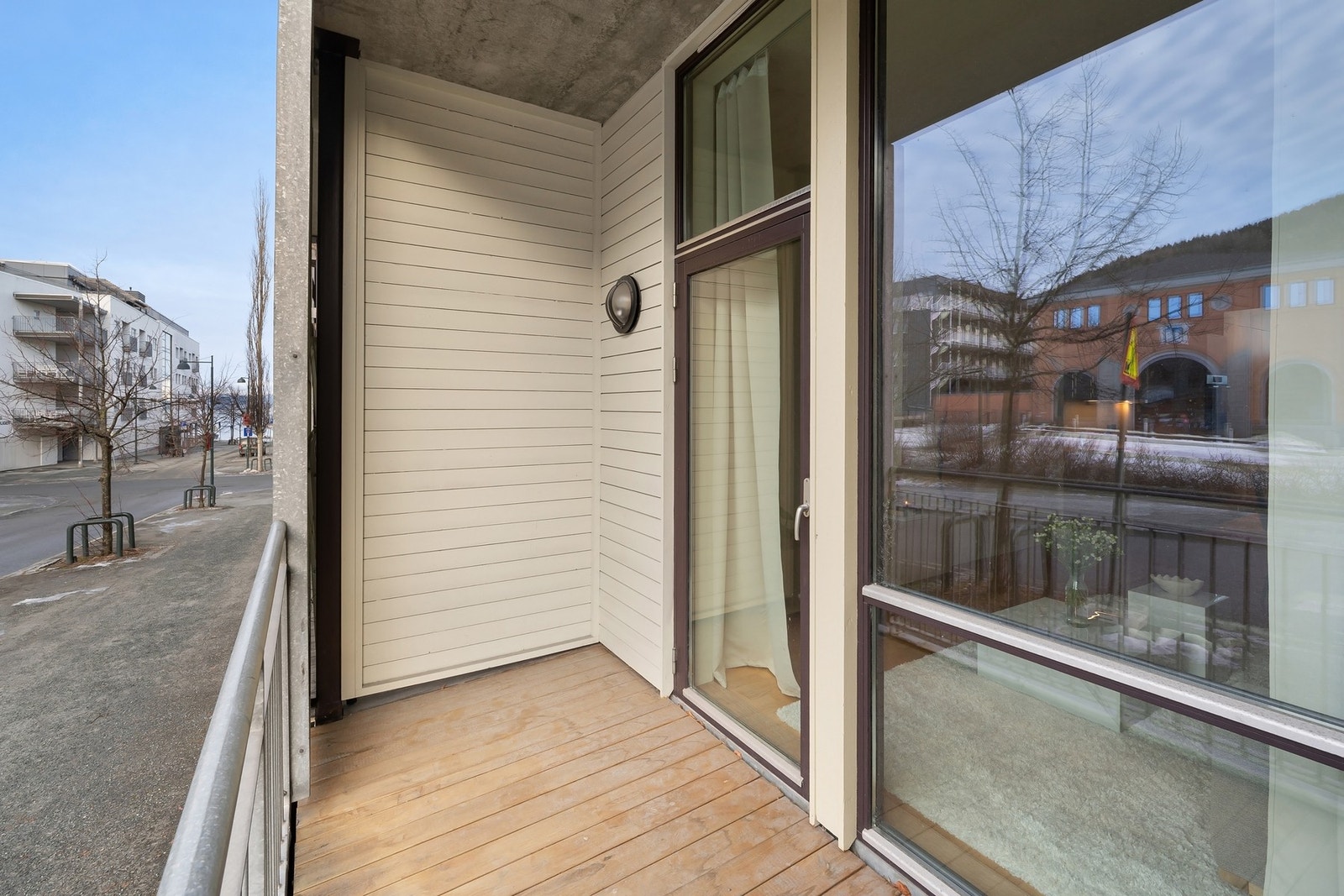 Her er det godt med plass til utemøblement og grillutstyr. Galleribilde