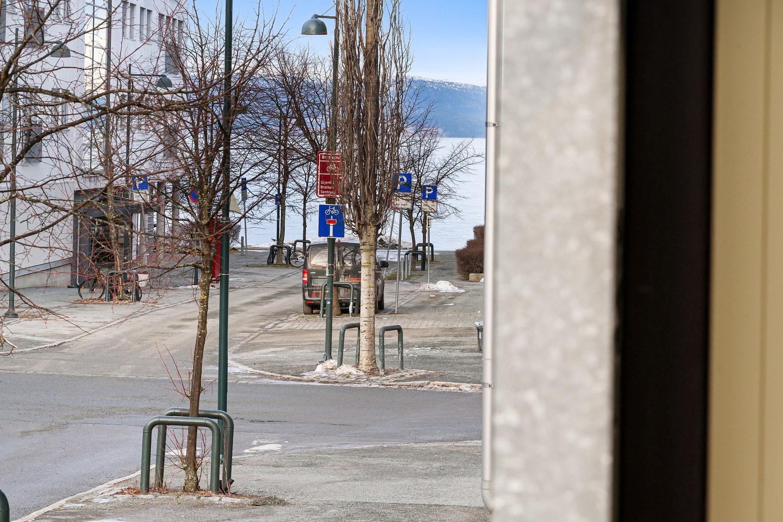 Fra balkongen har man også fjordgløtt. Nærmeste badestrand er under et minutt gange fra leiligheten. Galleribilde