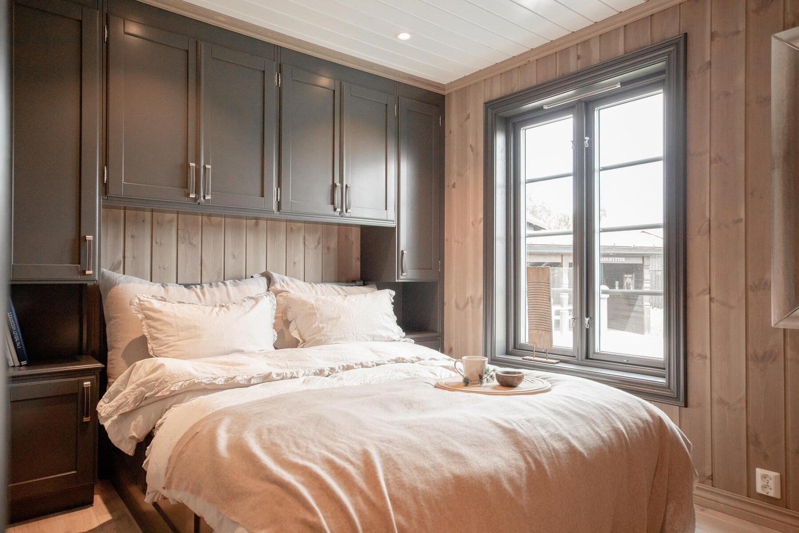 Plassbygde garderobeskap kan bestilles hos Kistefoss. Galleribilde