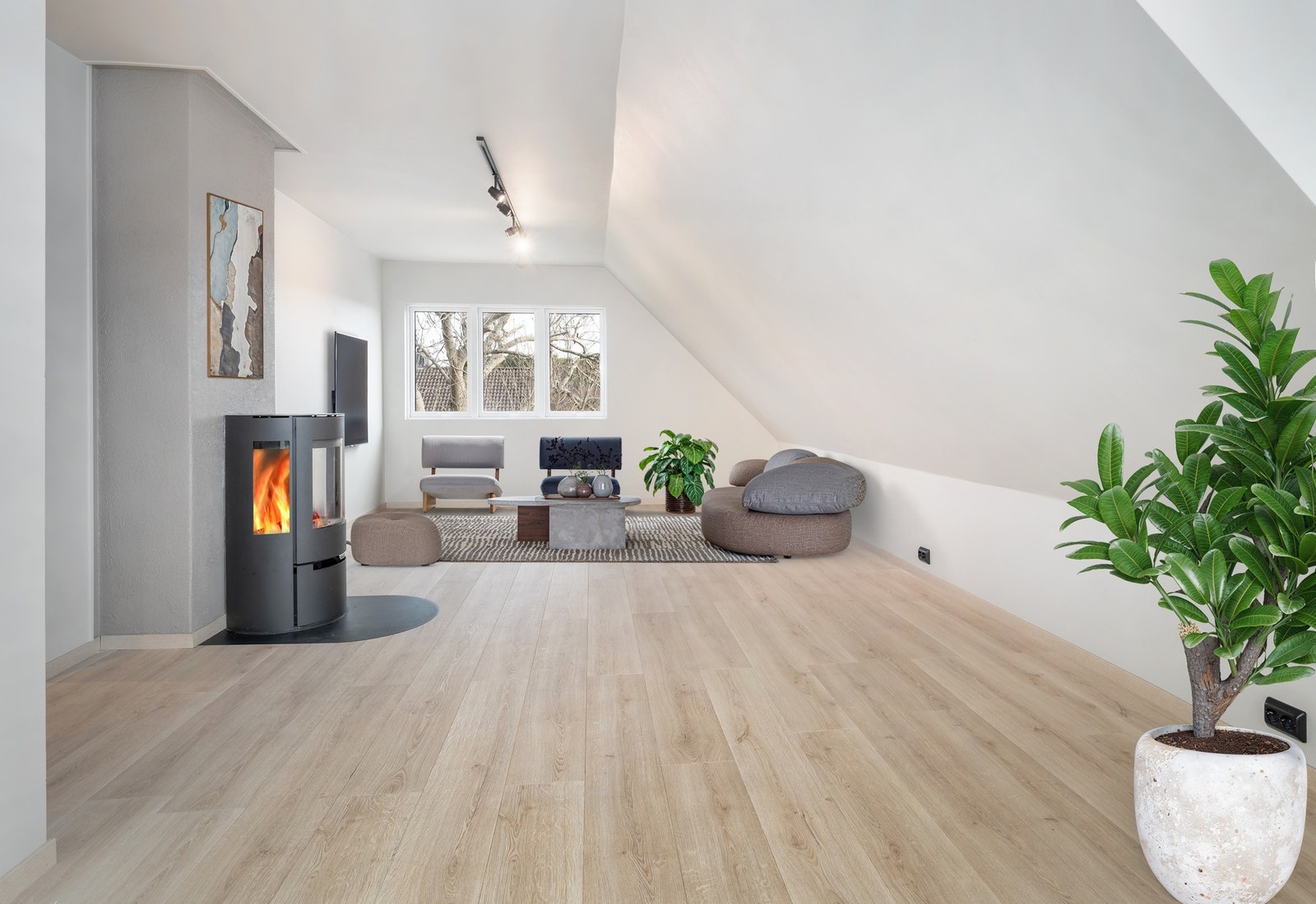 Tobias Karlsen Skarshaug v/ EiendomsMegler 1 presenterer Roald Amundsens veg 6! Foto: JC Eiendomsfoto Galleribilde