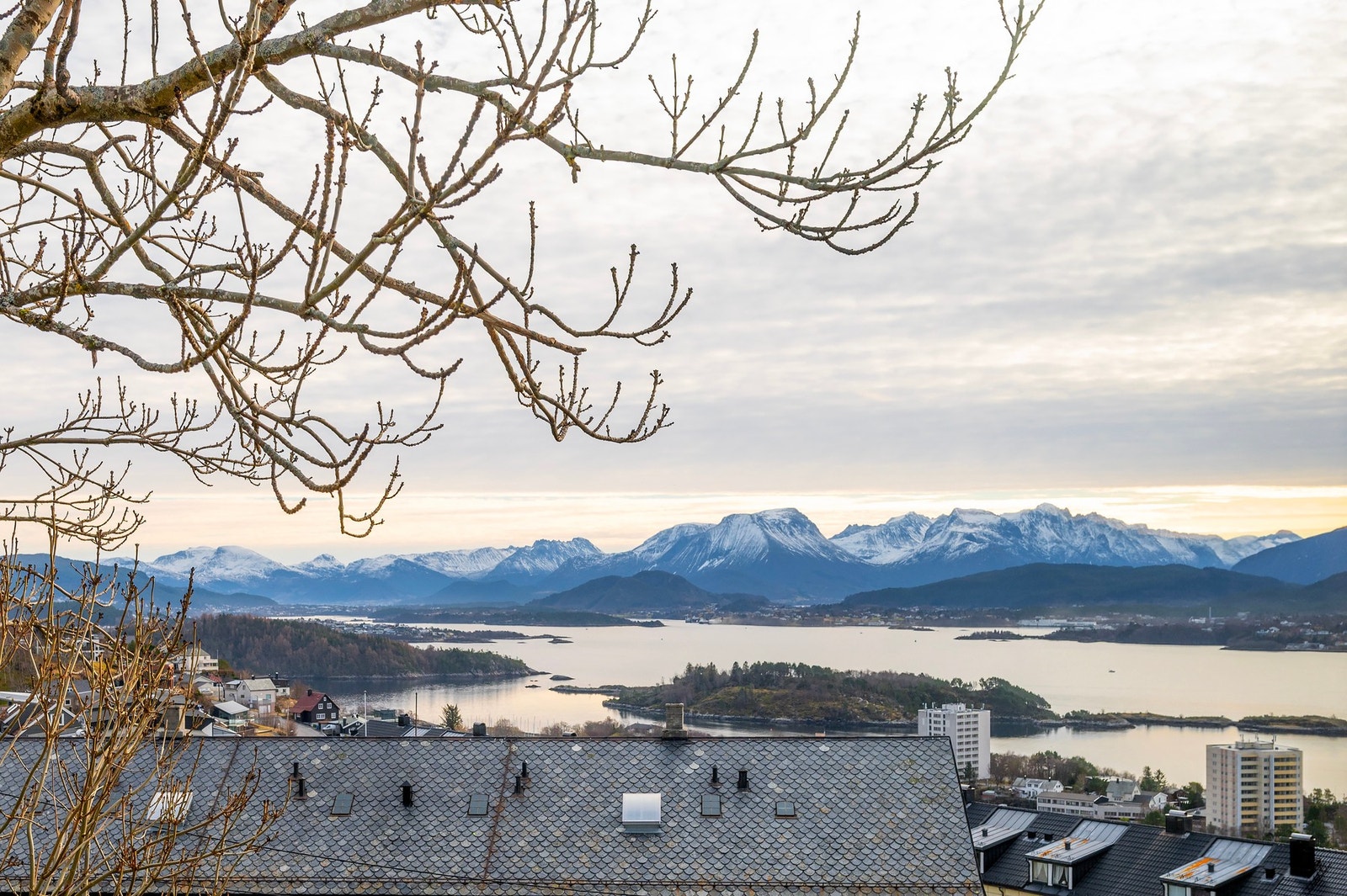 Fra eiendommen får du en fantastisk utsikt mot sør. Galleribilde
