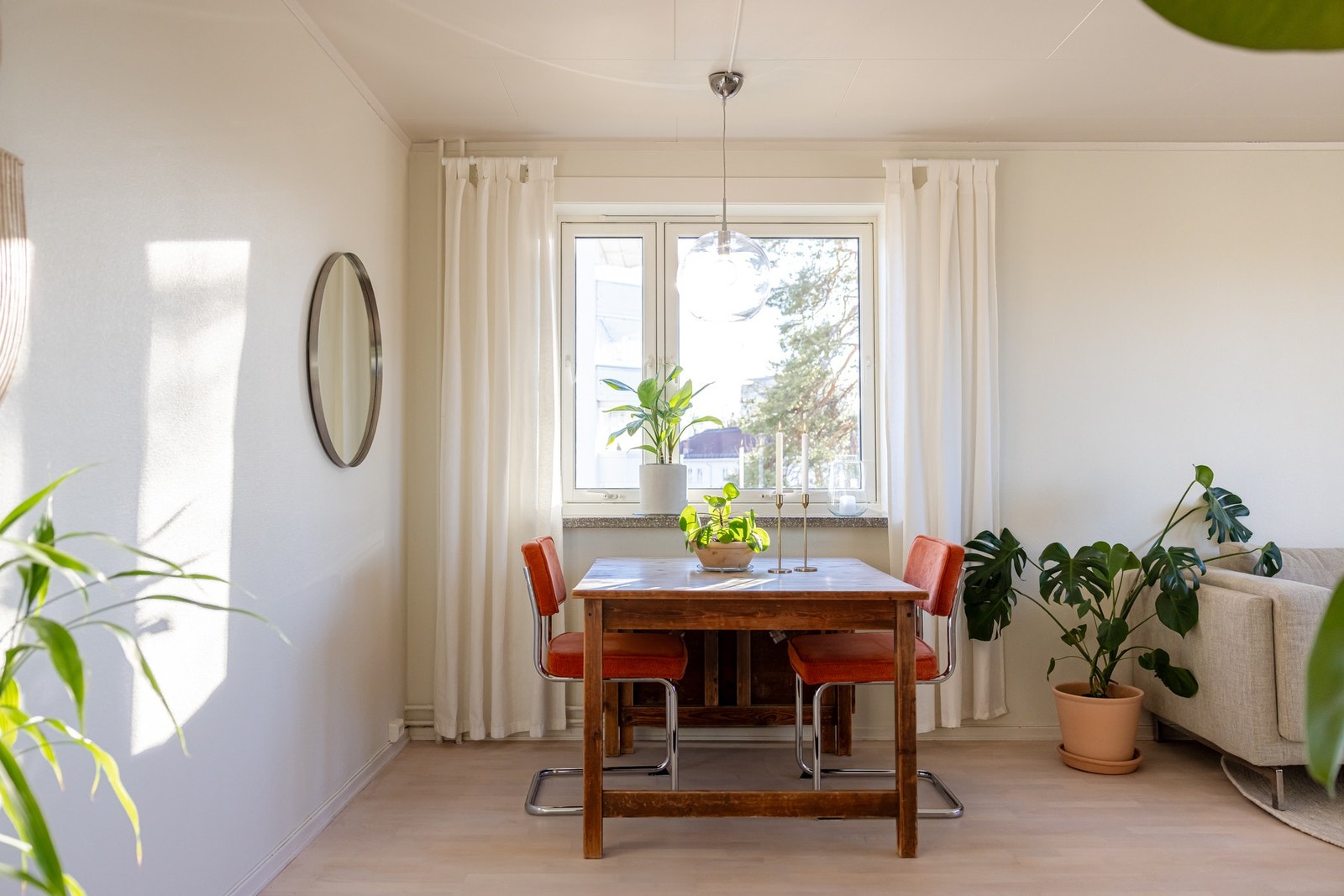 Ved siden av sofahjørnet har du plass til et stort spisebord. Galleribilde