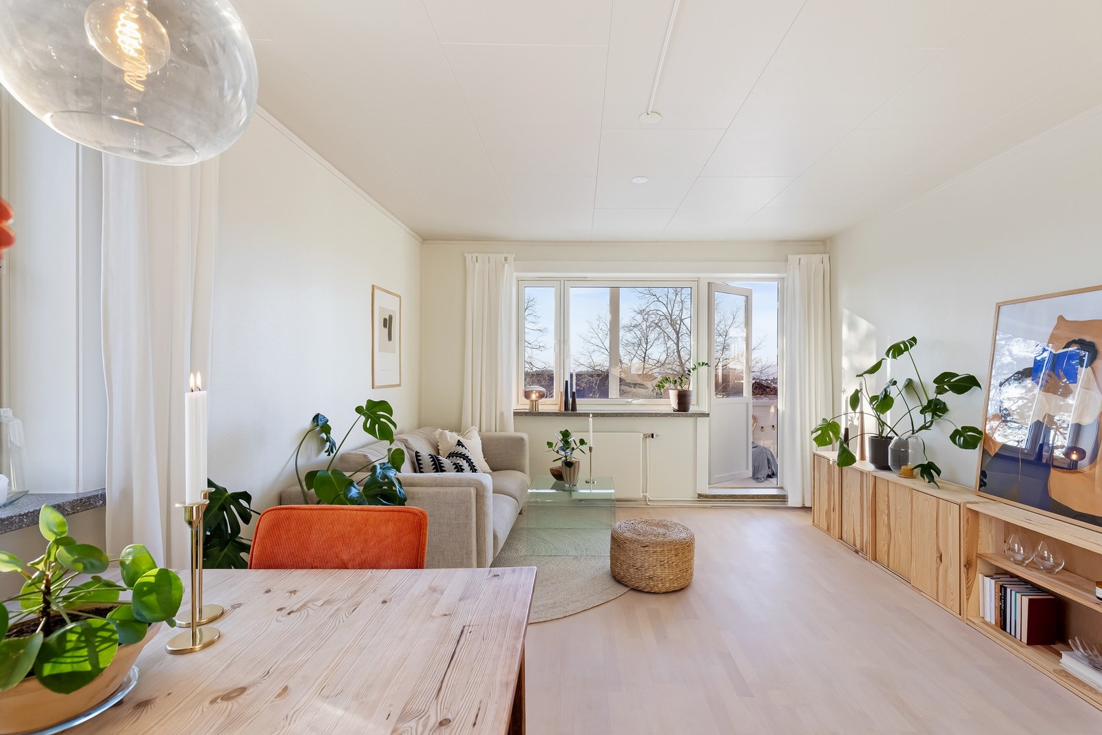 Leiligheten er lys og innbydende, med nyslipt parkett, god takhøyde og gjennomgående planløsning Galleribilde