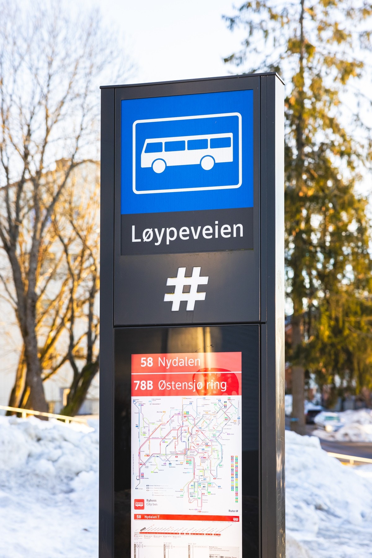 Buss 58 (Nydalen) går rett utenfor døren til leiligheten og bruker ca. 30 min til Nydalen. Galleribilde