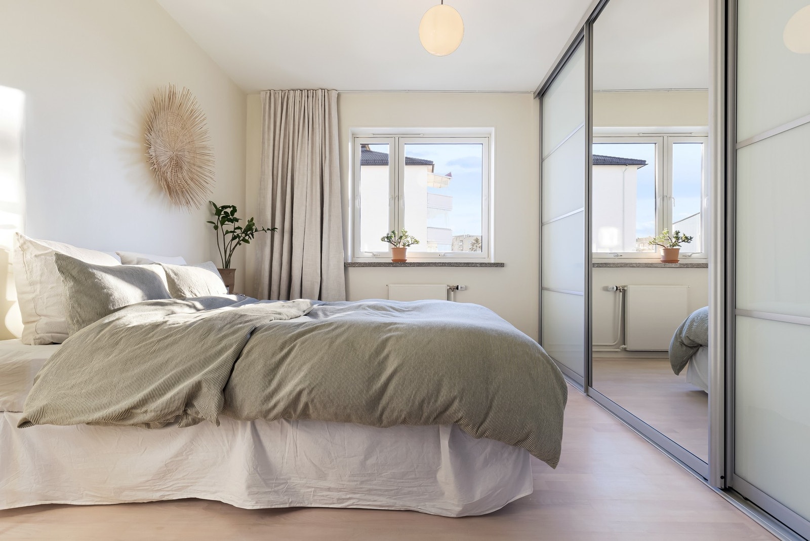 Lyst og romslig soverom med store vindusflater som sikrer godt med dagslys. Galleribilde