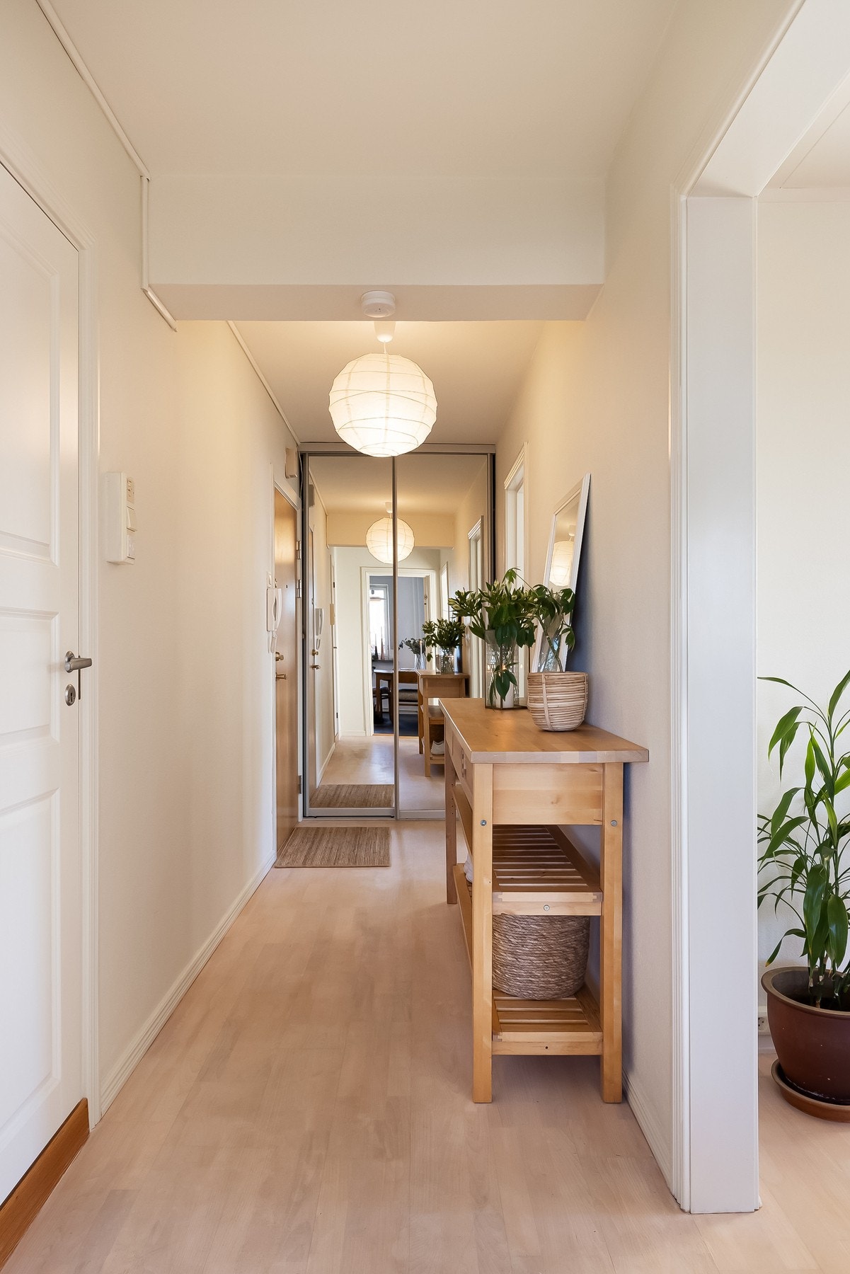 Entréen er lys og innbydende, med plass til oppheng av yttertøy og oppbevaring av sko. Galleribilde