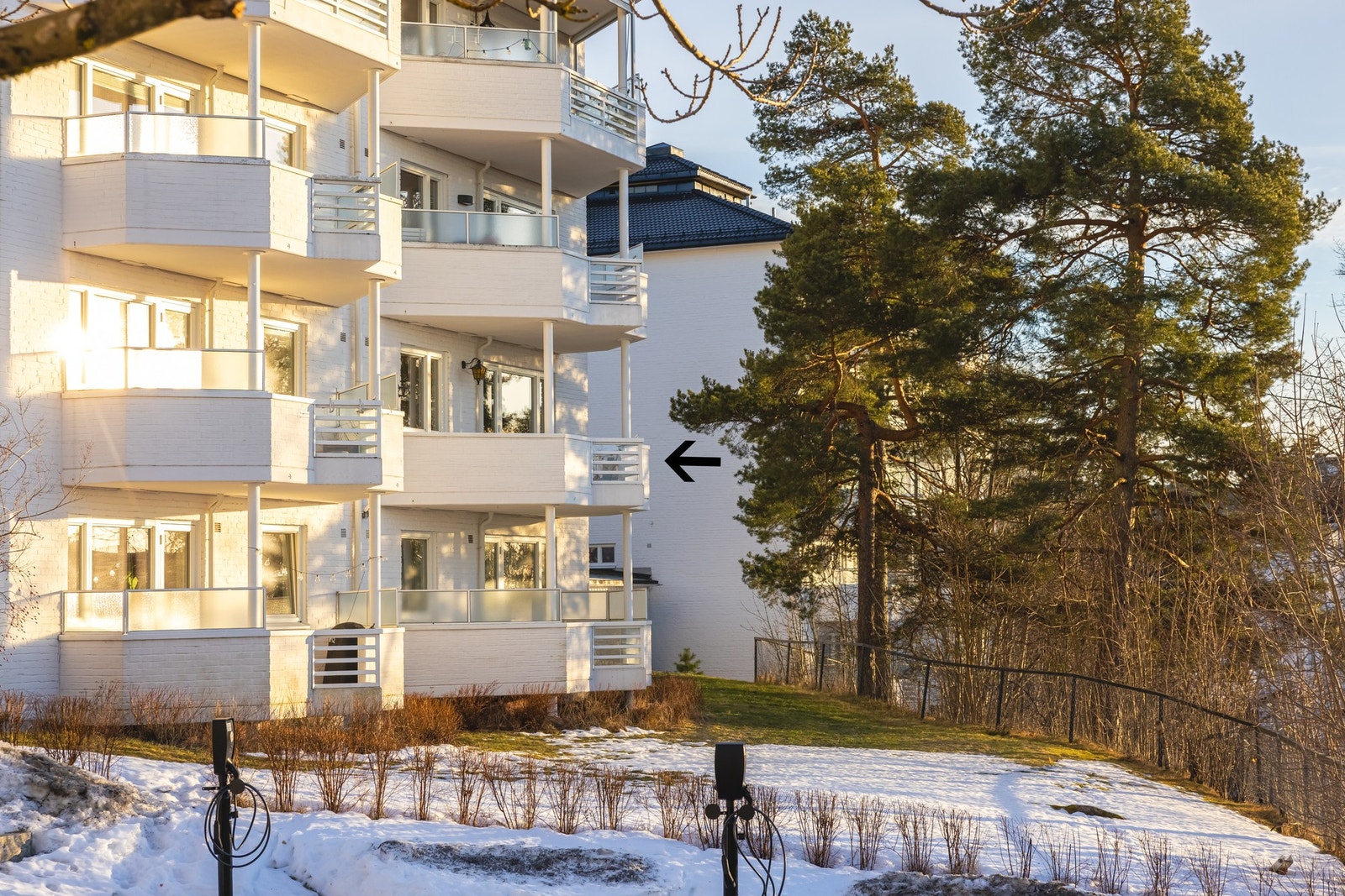Leiligheten ligger i 1. etg når man går inn hoveddøra, men i 2. etg når man er inne i leiligheten. Pil mot leilighet og balkong. Galleribilde