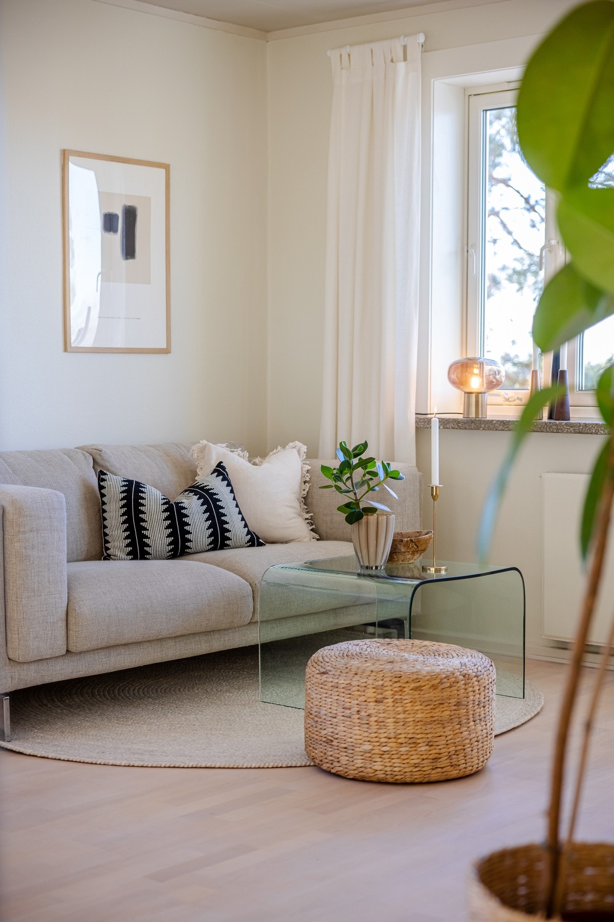 Nyslipt parkett samt nylig malte overflater gir et moderne preg. Galleribilde