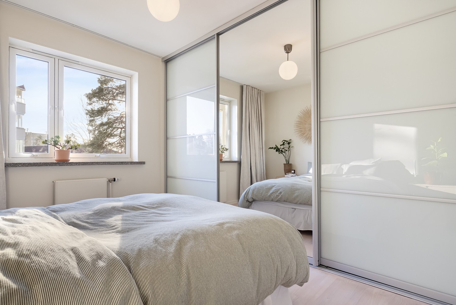 Soverommet har en stor skyvedørsgarderobe med praktisk innredning for oppbevaring av klær, sko og annet. Galleribilde