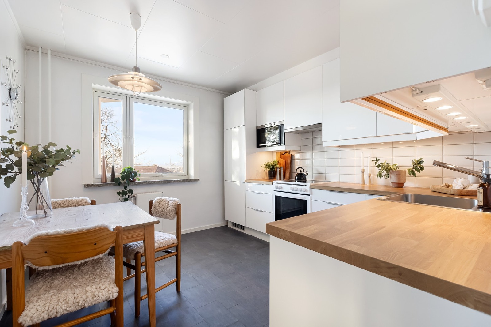 Leiligheten har separat kjøkken fra IKEA, kjøkkenet ble oppgradert i 2009. Galleribilde